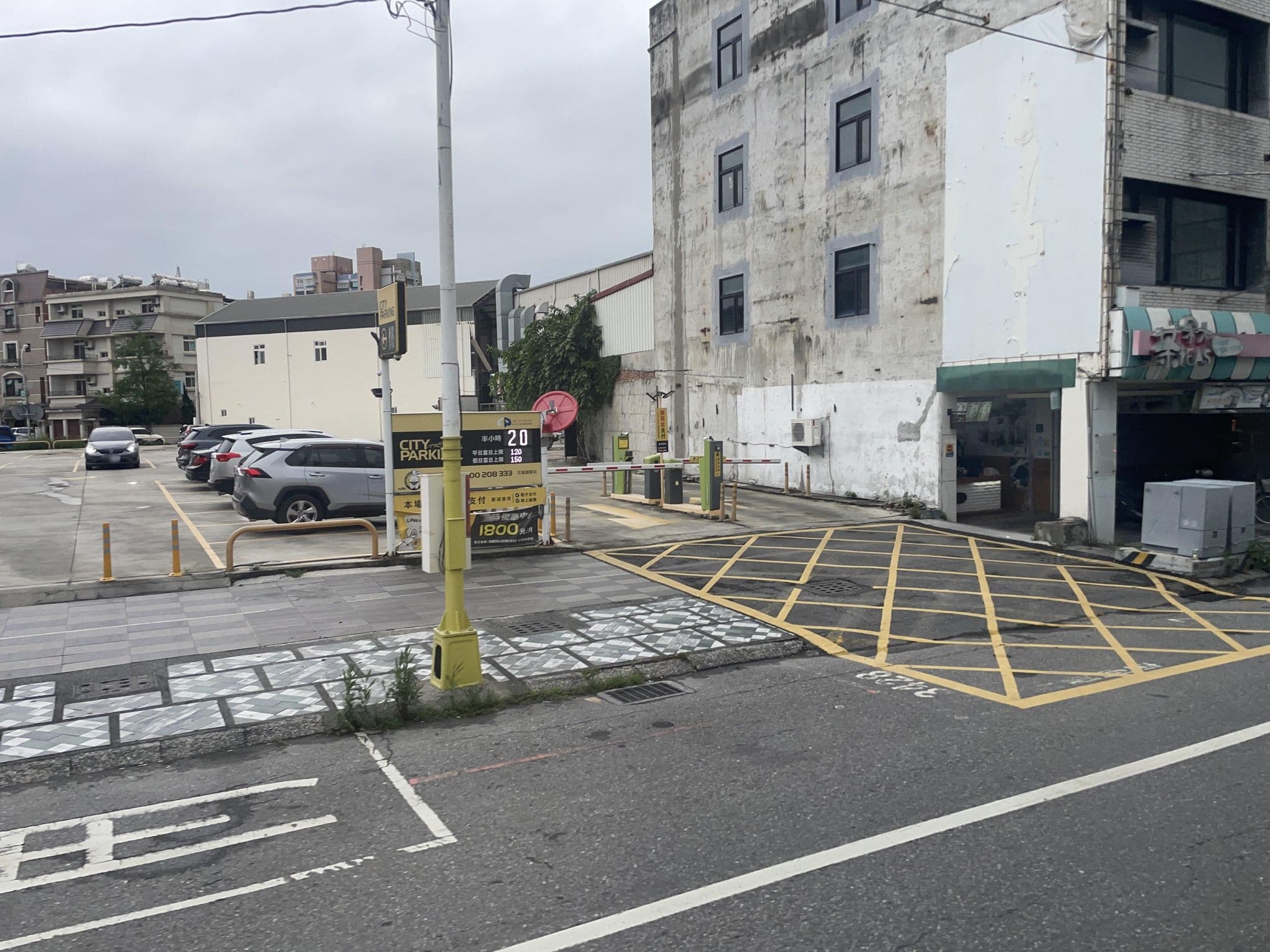 Street view near 盒子民宿, Hualien City — © ChenJJ (CC BY-SA · Mapillary)