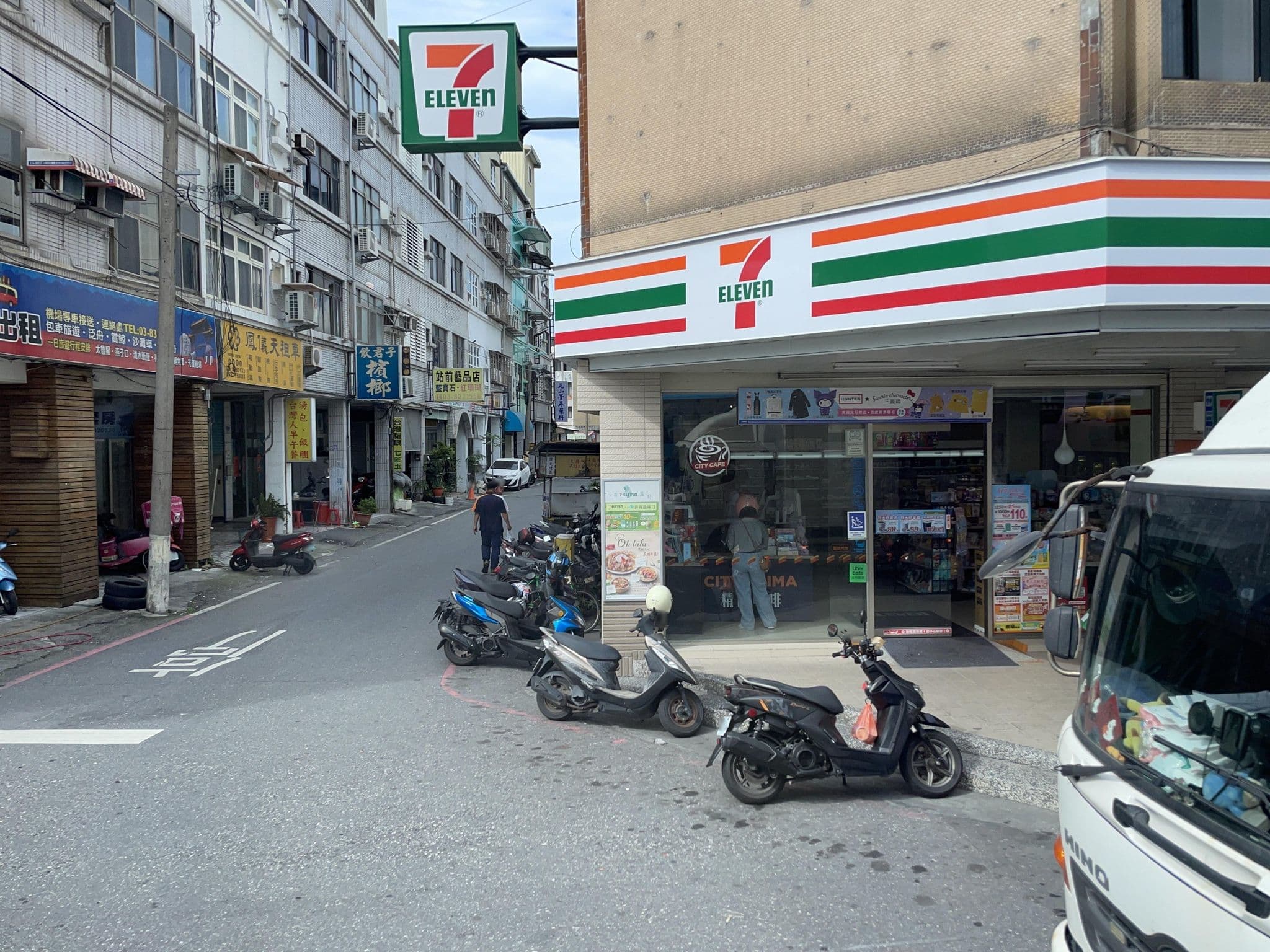 Street view near 東之戀民宿, Hualien City — © ChenJJ (CC BY-SA · Mapillary)