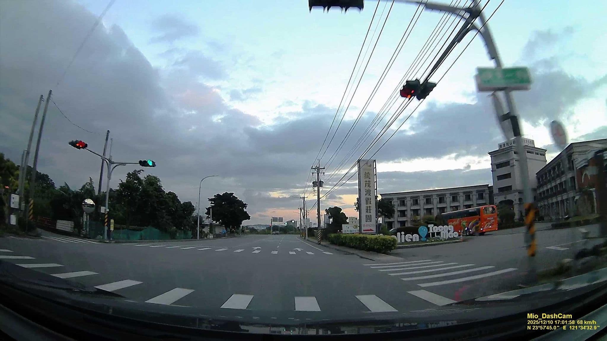 Street view near 花蓮統茂渡假莊園, Hualien City — © hcyen (CC BY-SA · Mapillary)