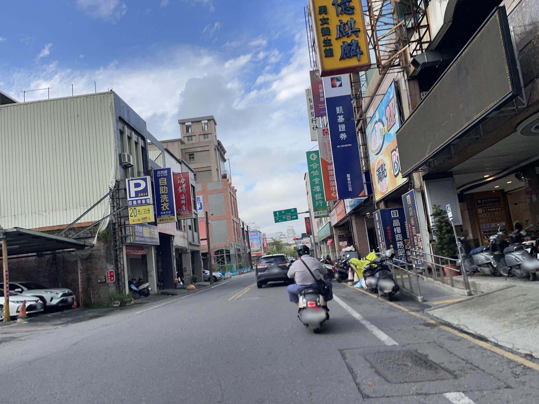 Street view near 晶樺商務飯店 Jin Hua Hotel, Yilan — © ChenJJ (CC BY-SA · Mapillary)