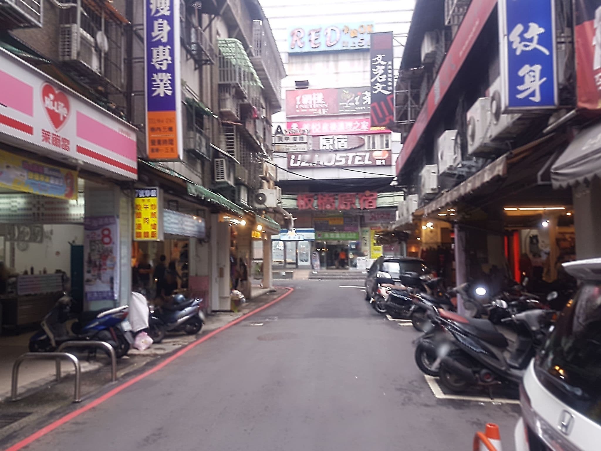 Street view near 萊捷精品旅館, Banqiao — © ert3455668 (CC BY-SA · Mapillary)