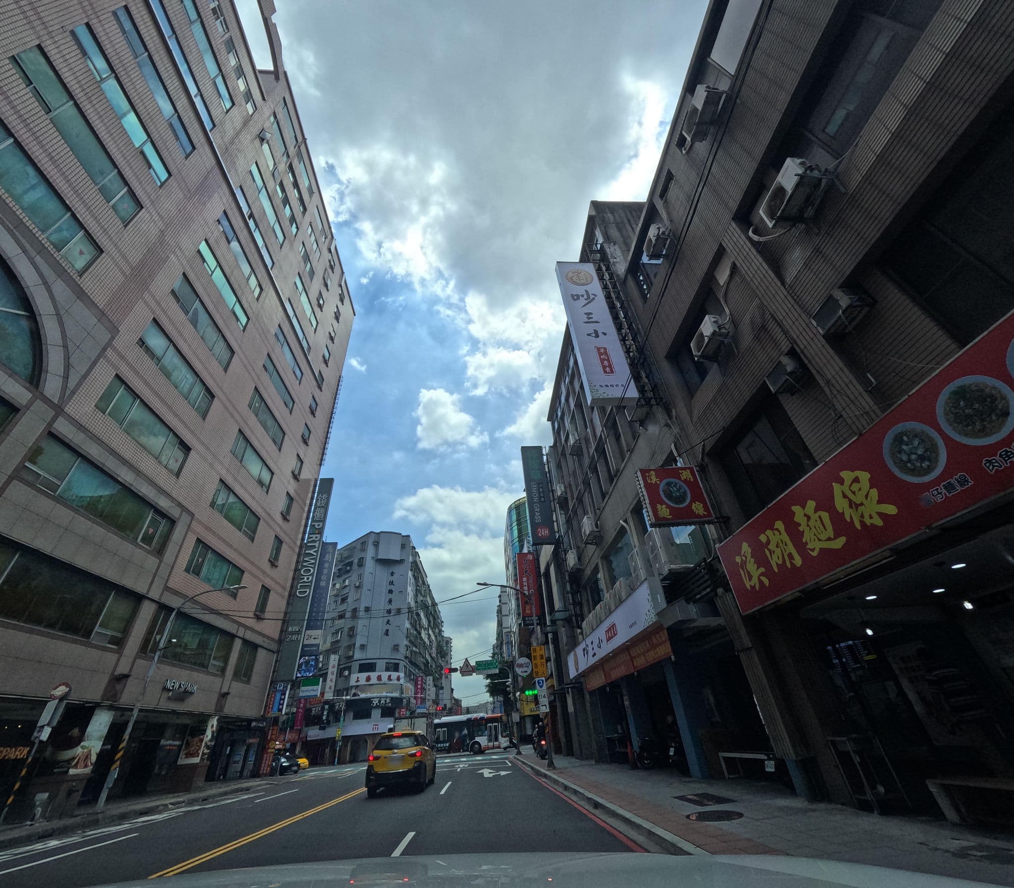 Street view near 麗緹商務旅館, Banqiao — © alllenwang (CC BY-SA · Mapillary)