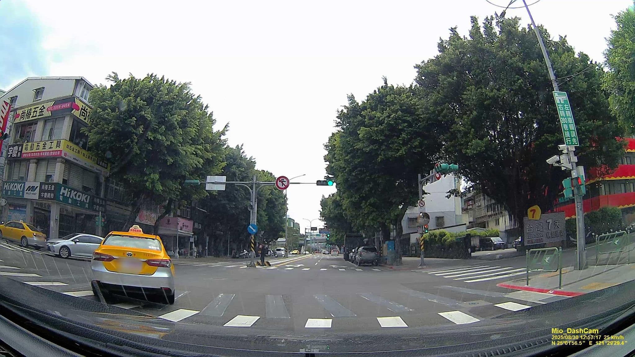 Street view near 台湾7天精品旅店, Banqiao — © hcyen (CC BY-SA · Mapillary)