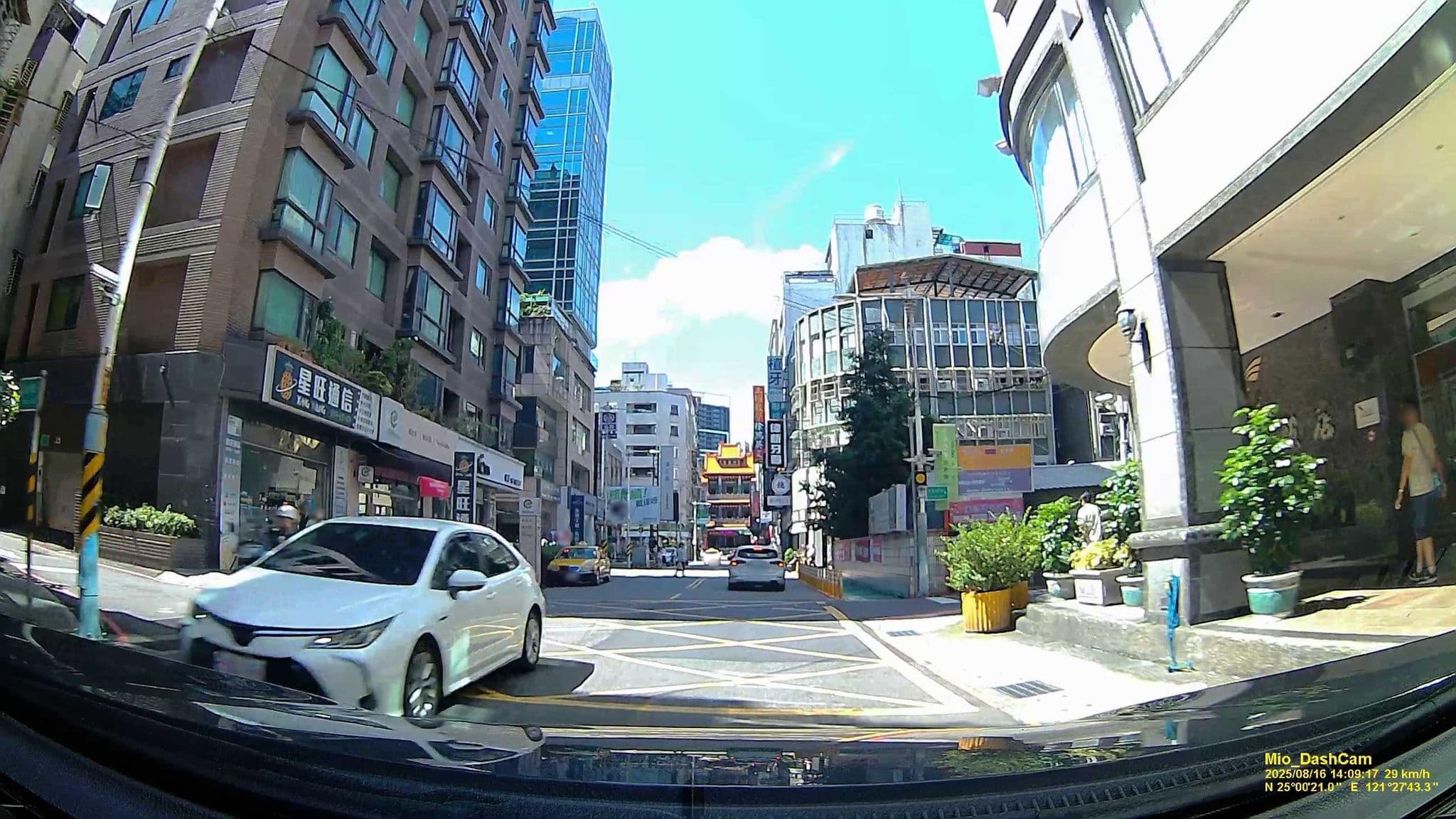 Street view near 冠君飯店, Banqiao — © hcyen (CC BY-SA · Mapillary)