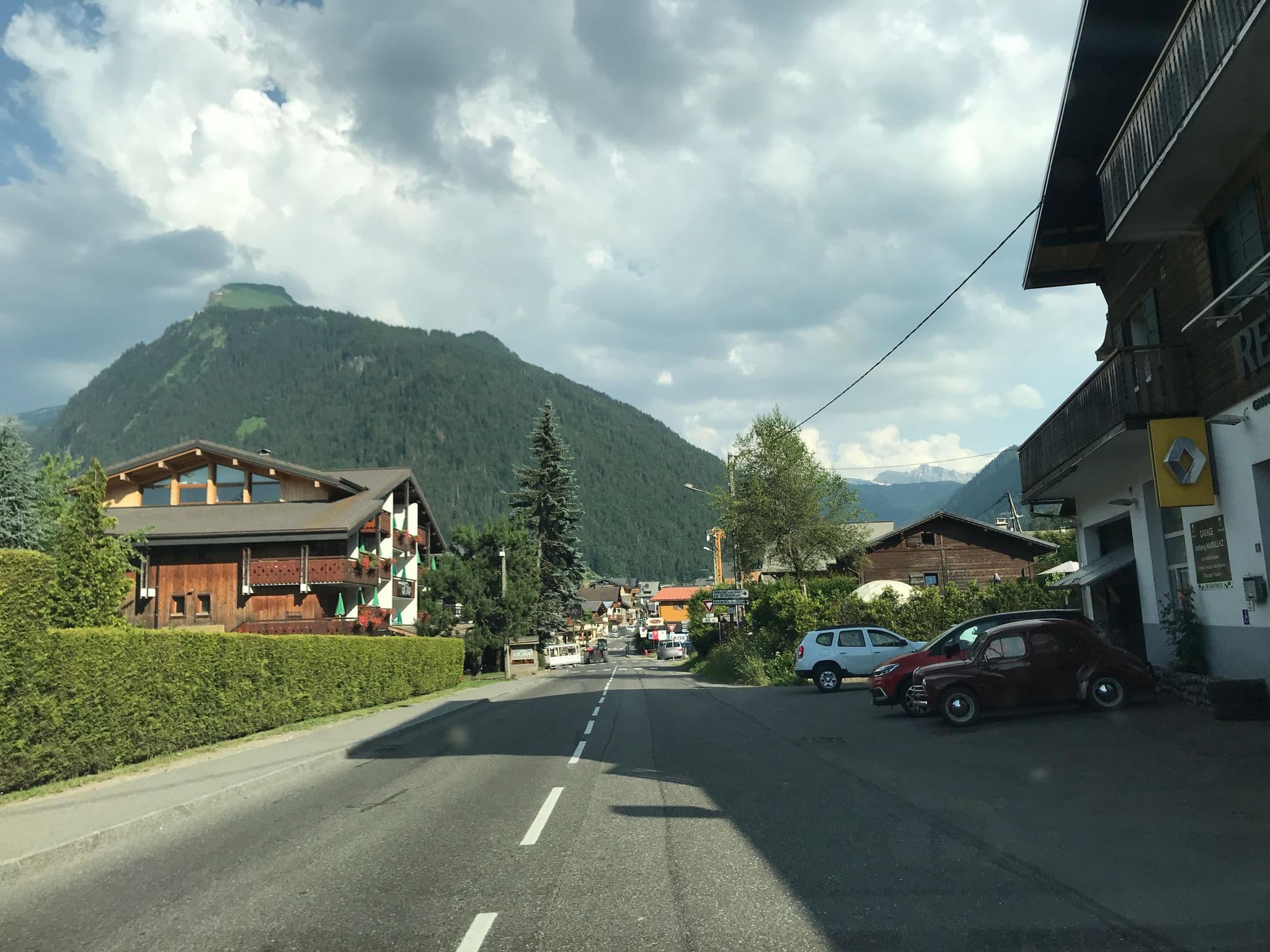 Street view near Le Fanyon, Morzine