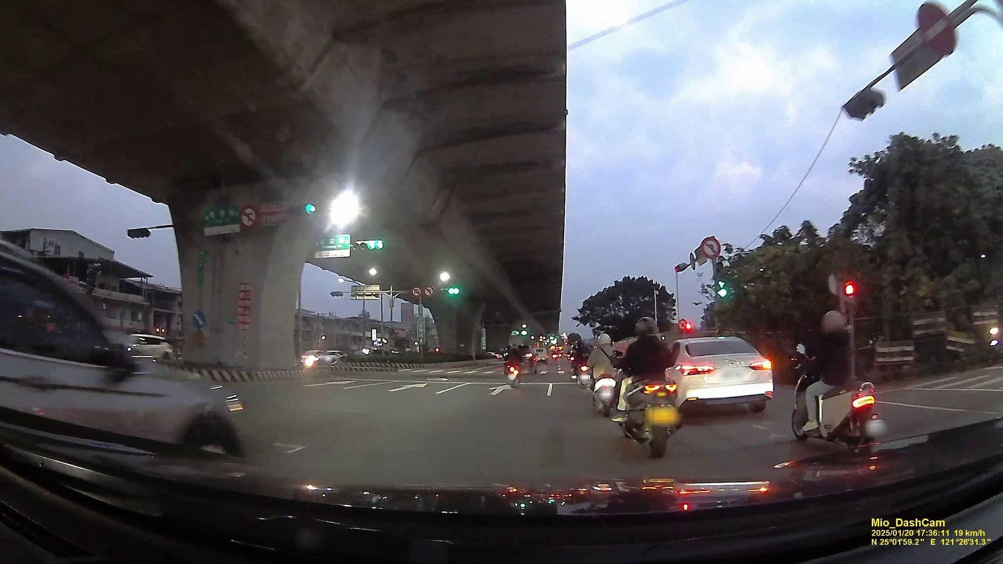 Street view near 極品酒店 Ji Pin Hotel, Banqiao — © hcyen (CC BY-SA · Mapillary)