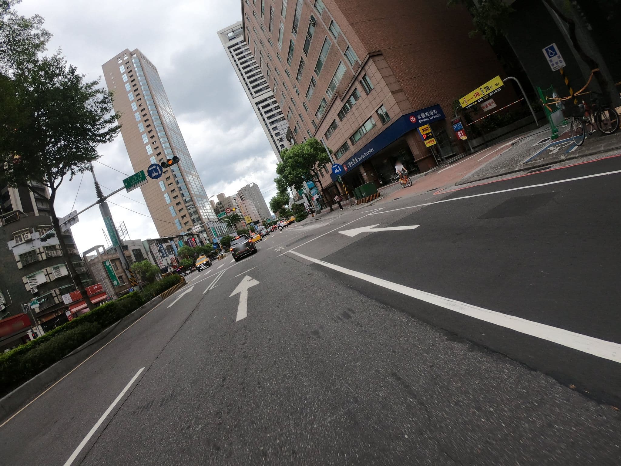 Street view near sans frontieres hostel, Banqiao — © heretpe2019 (CC BY-SA · Mapillary)