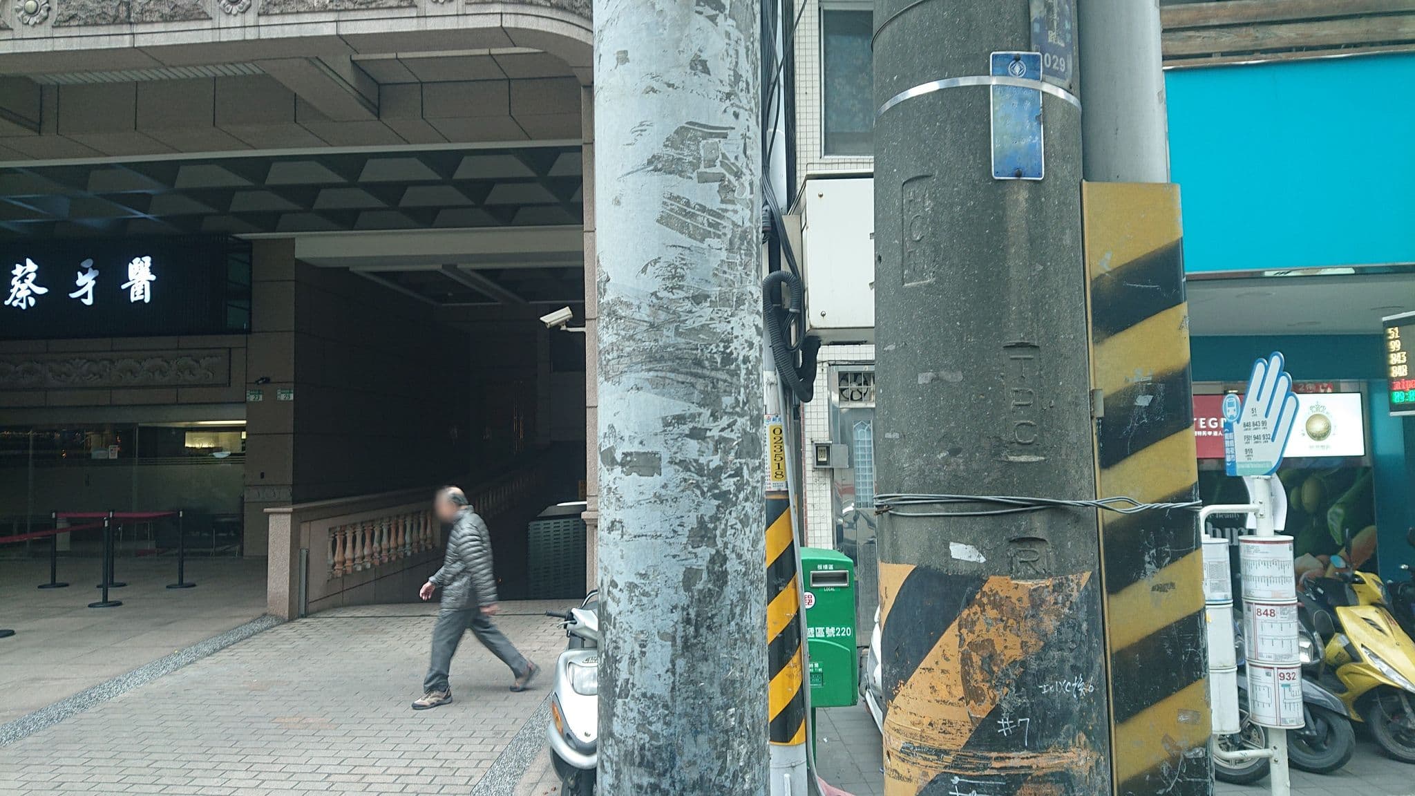 Street view near 睡台北時尚旅店 (南雅館) (Sleep Taipei Hotel Nan-Ya Branch), Banqiao — © alllenwang (CC BY-SA · Mapillary)