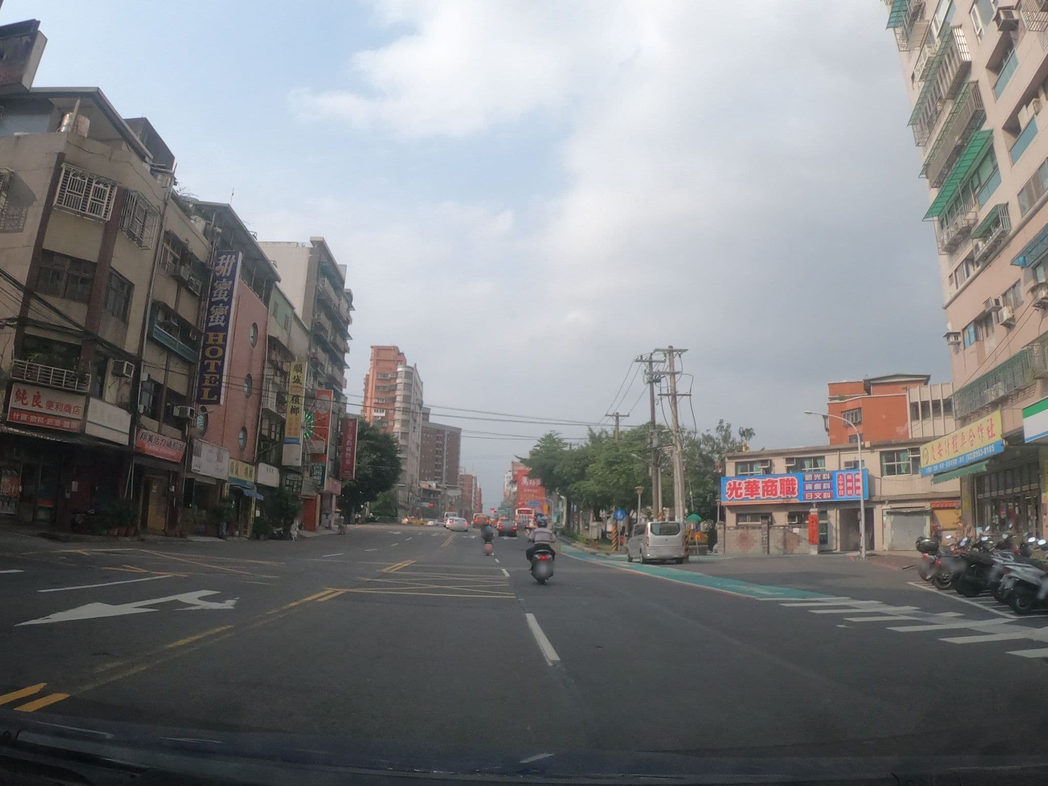 Street view near 甜蜜蜜旅館, Banqiao — © heretpe2019 (CC BY-SA · Mapillary)