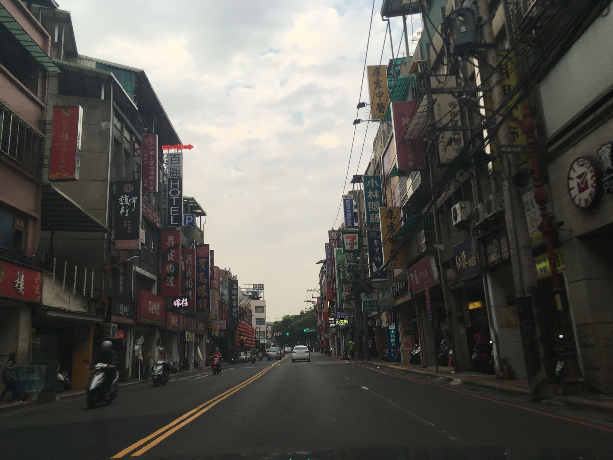 Street view near 板橋王旅館 Banciaoking Hotel, Banqiao — © raymond2828520 (CC BY-SA · Mapillary)