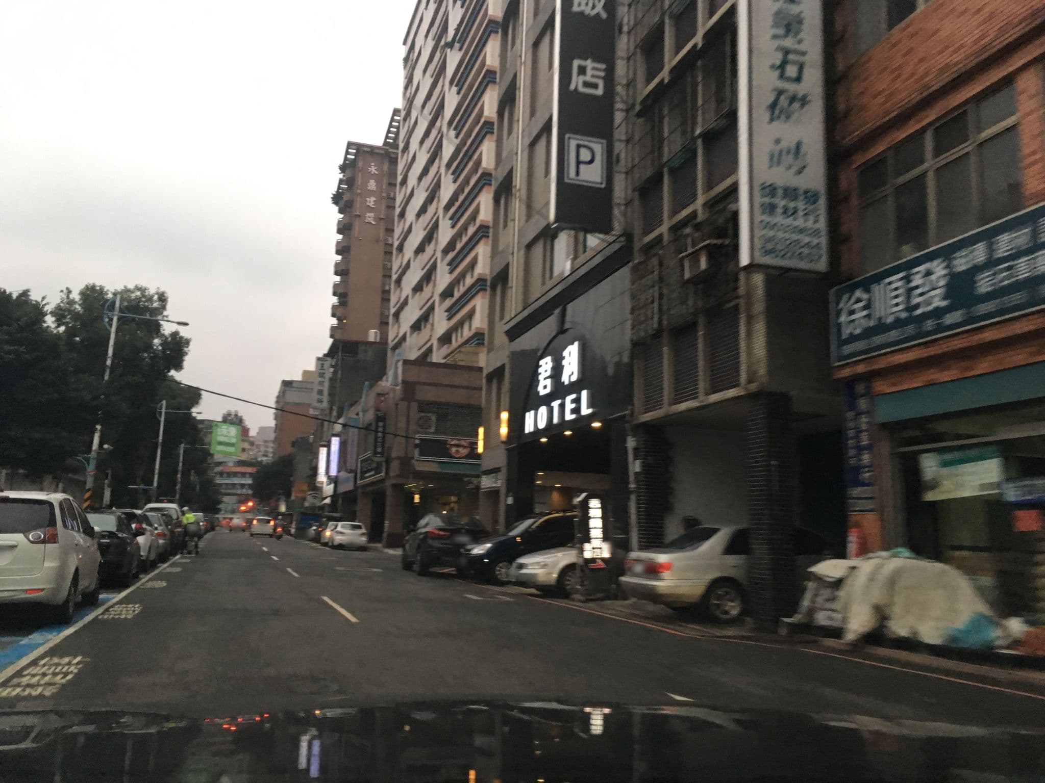 Street view near 友品大飯店, Banqiao — © raymond2828520 (CC BY-SA · Mapillary)