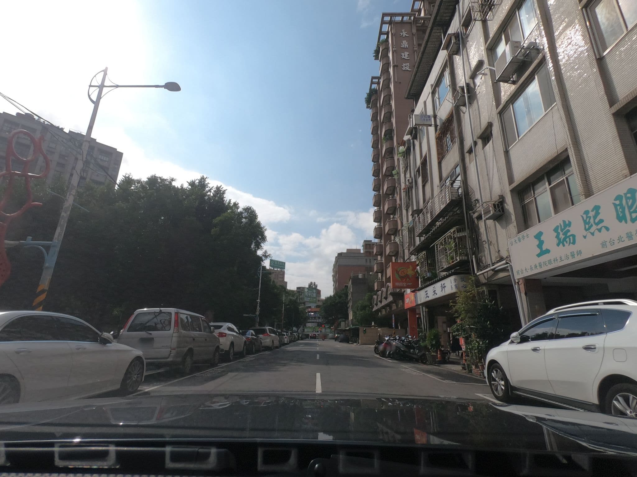 Street view near 君利商務飯店 Junli Hotel, Banqiao — © raymond2828520 (CC BY-SA · Mapillary)