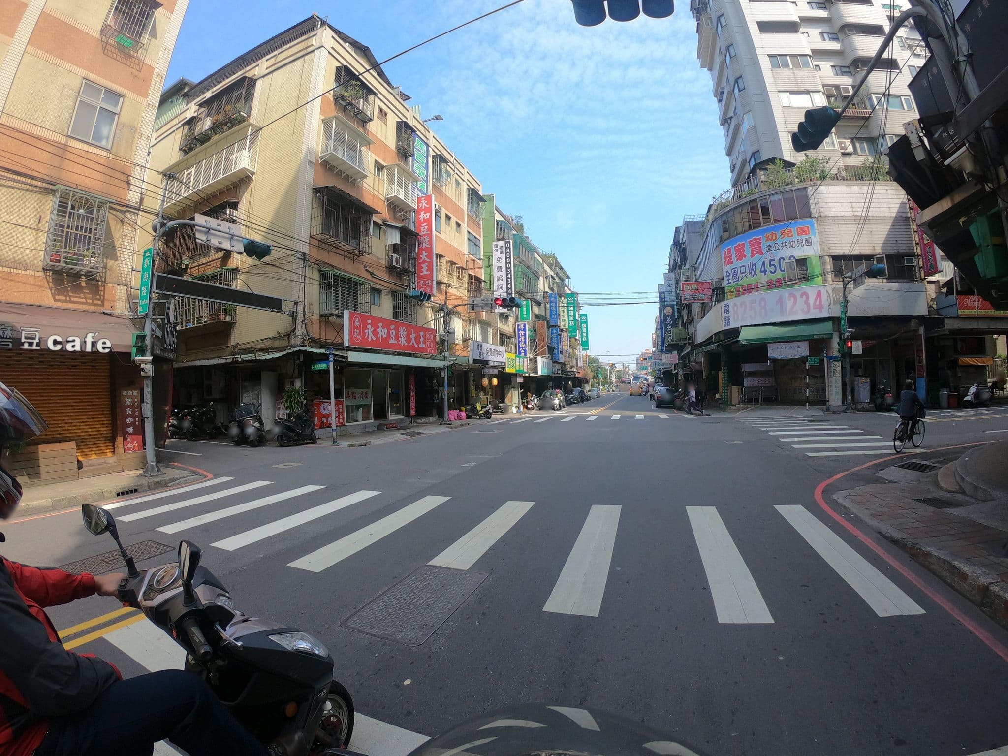 Street view near 小胖之窩, Banqiao — © heretpe2019 (CC BY-SA · Mapillary)
