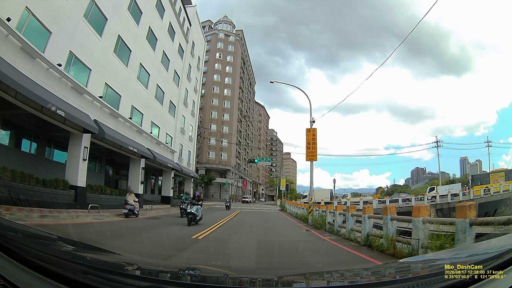 Street view near 君悅香格里拉飯店 Goodness Plaza Hotel, New Taipei City — © hcyen (CC BY-SA · Mapillary)