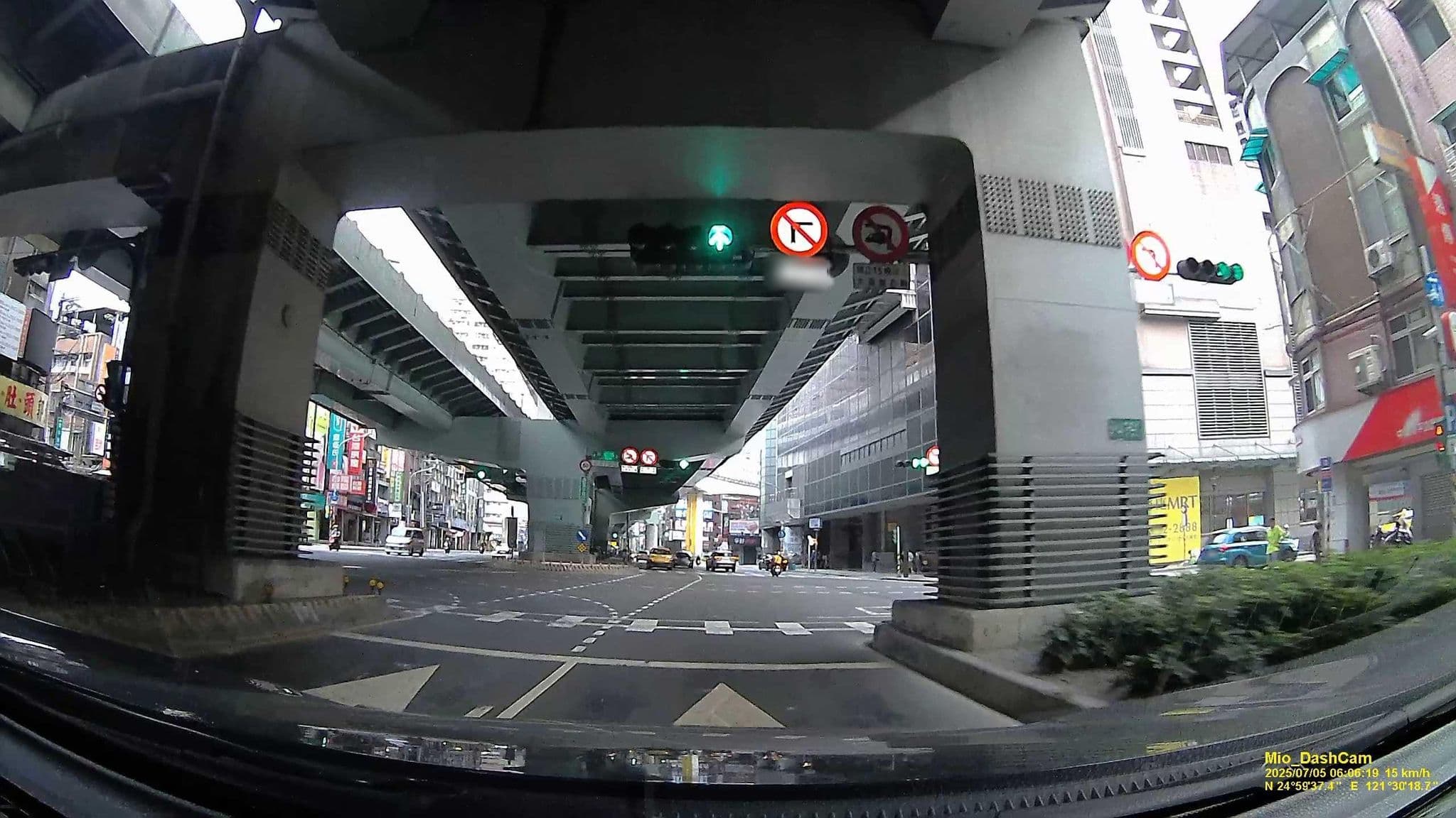 Street view near Day Light Hotel, Banqiao — © hcyen (CC BY-SA · Mapillary)