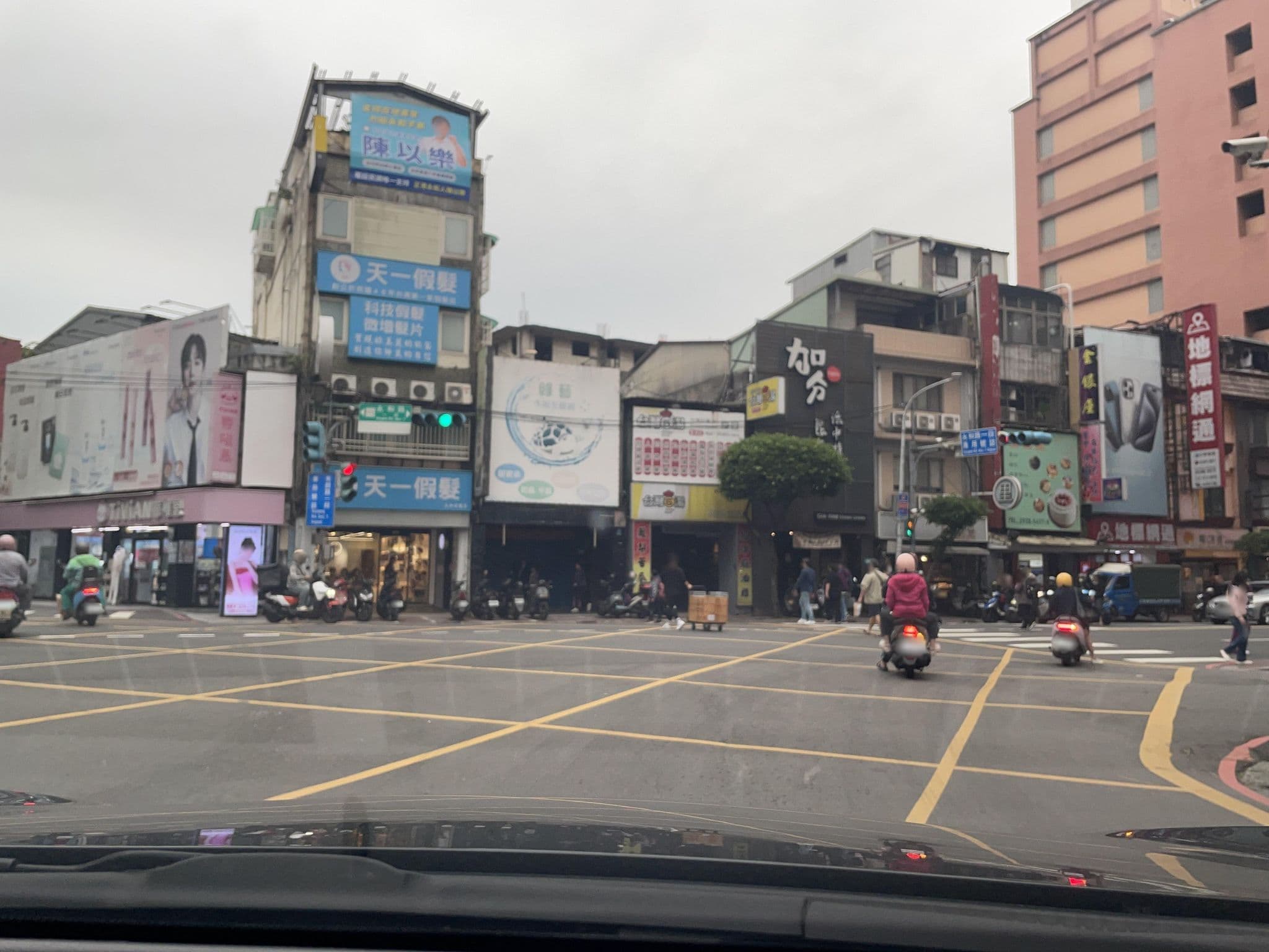 Street view near 柯達大飯店(永和店) K Hotel(Yungho), Banqiao — © hcyen (CC BY-SA · Mapillary)