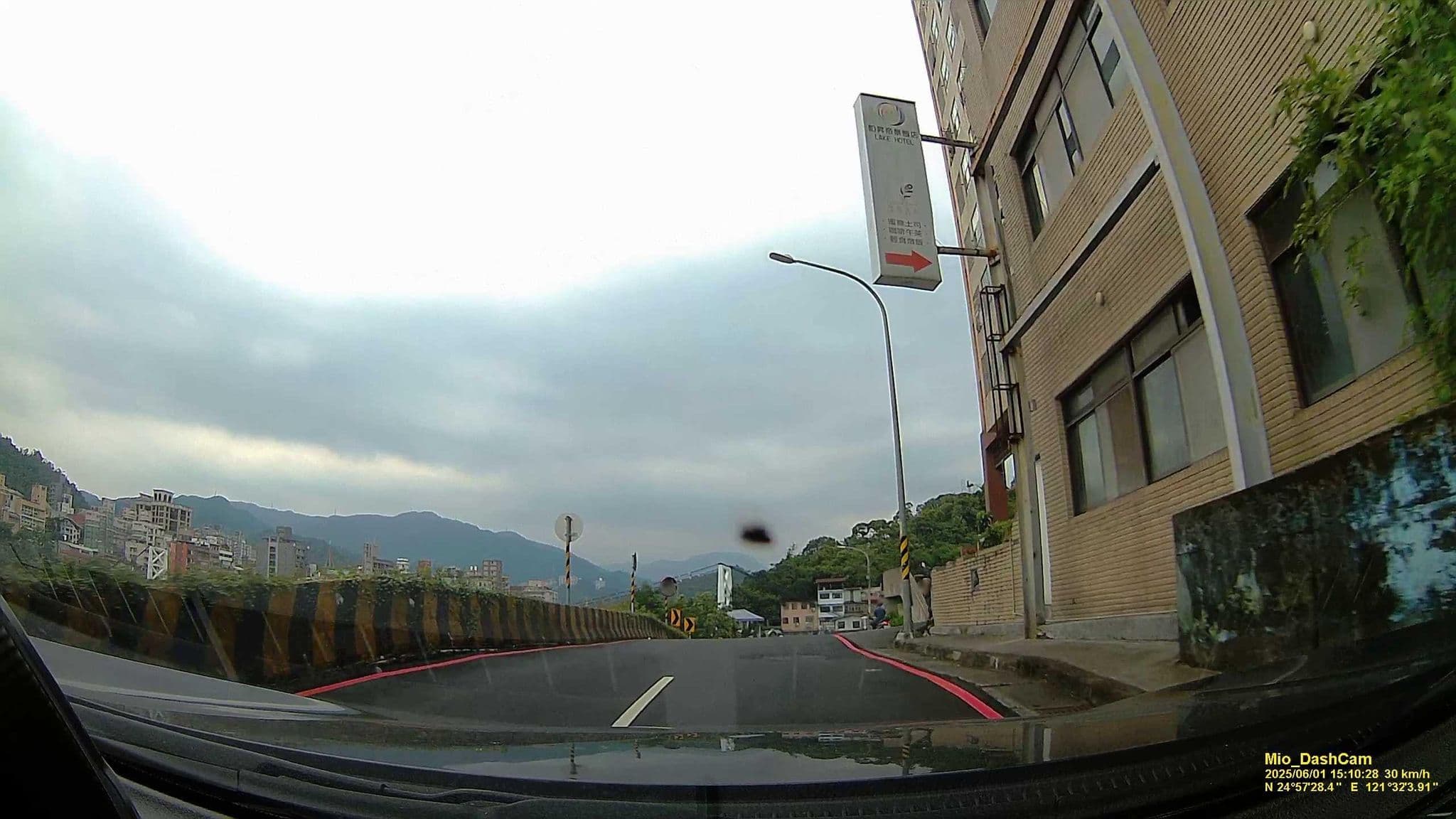 Street view near Lake Hotel, Banqiao — © hcyen (CC BY-SA · Mapillary)