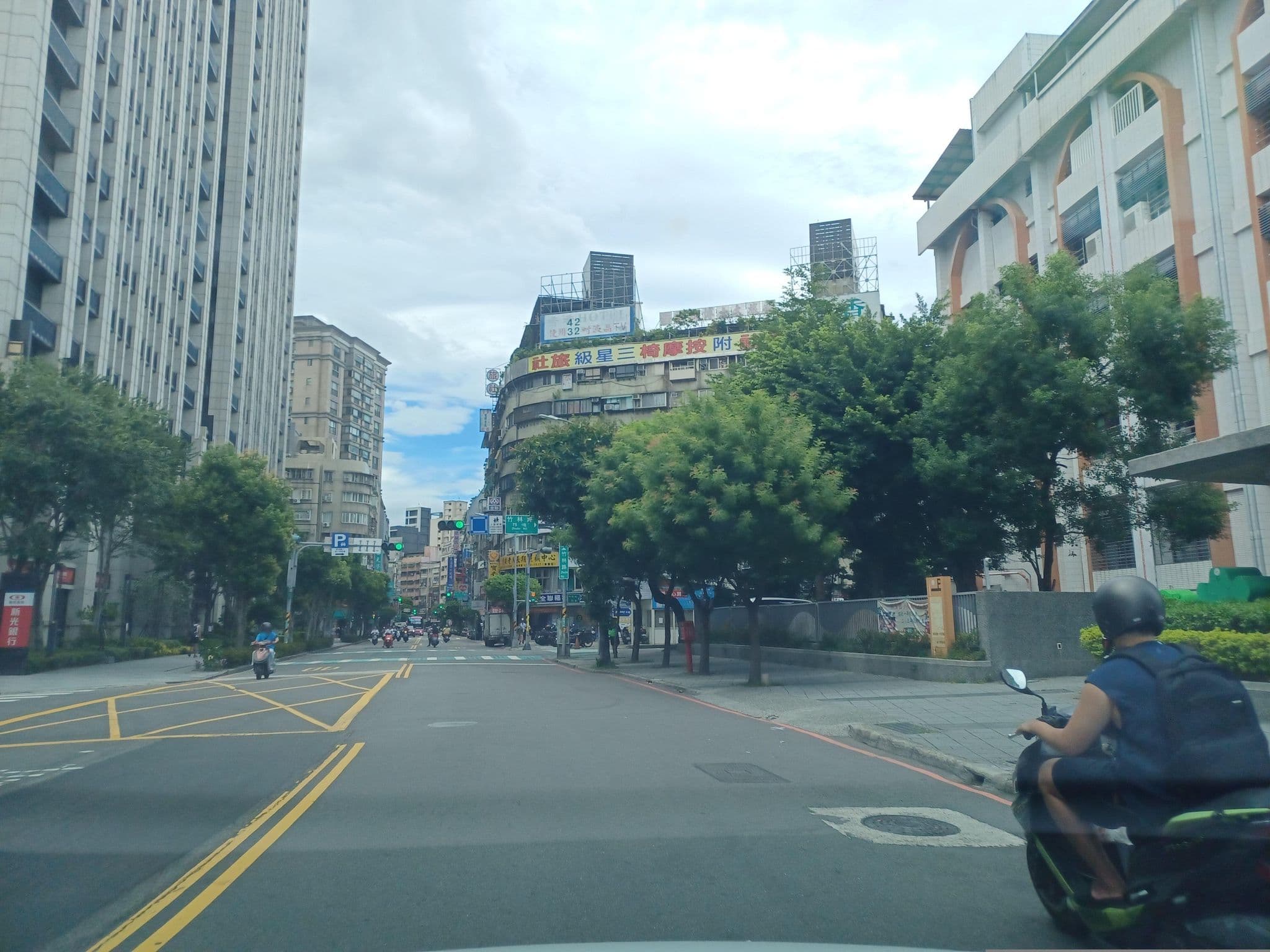 Street view near Find A Song Hotel, Taipei — © lisbethw1130 (CC BY-SA · Mapillary)