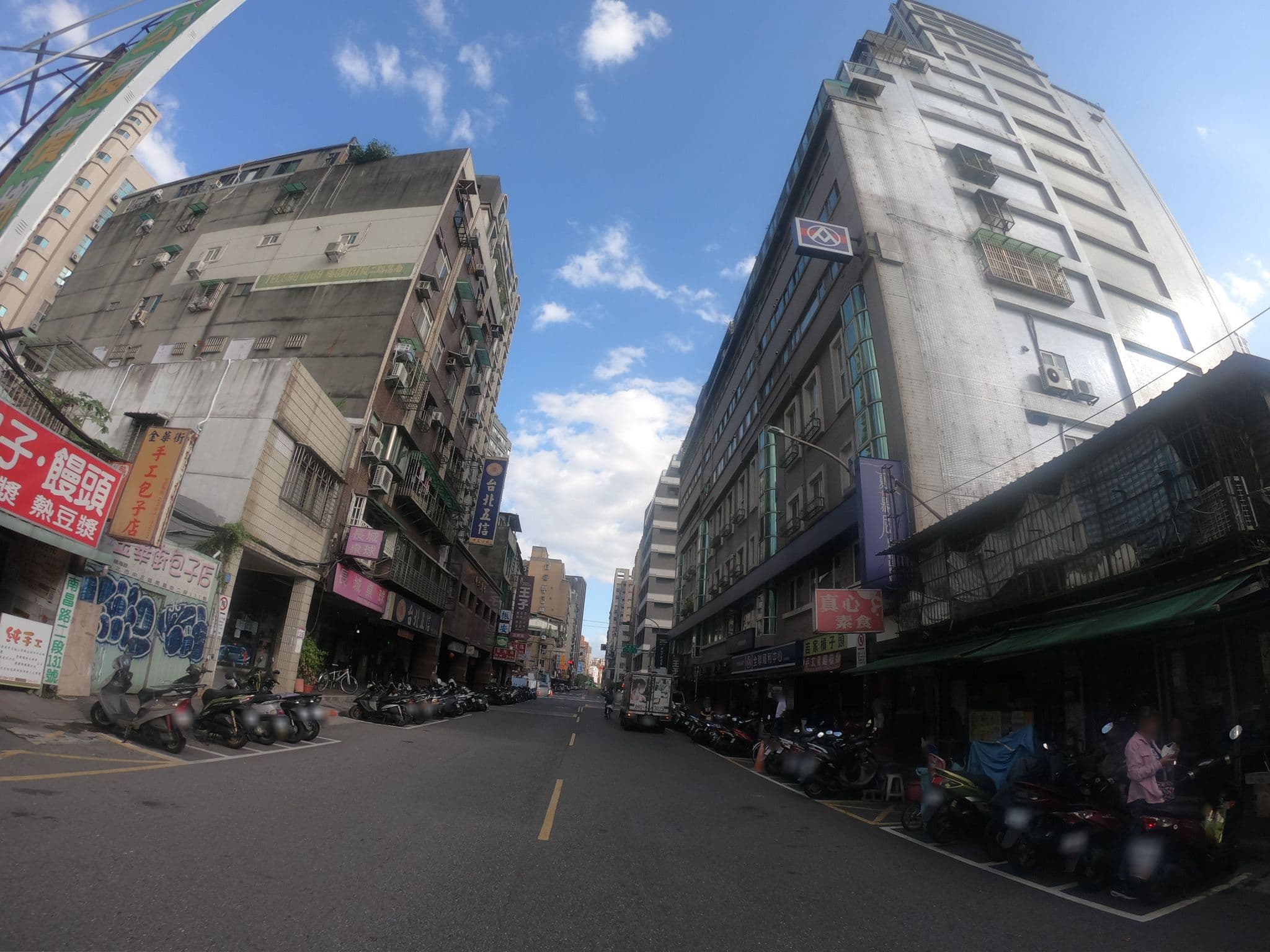 Street view near Camels Island Shida, Taipei — © heretpe2019 (CC BY-SA · Mapillary)