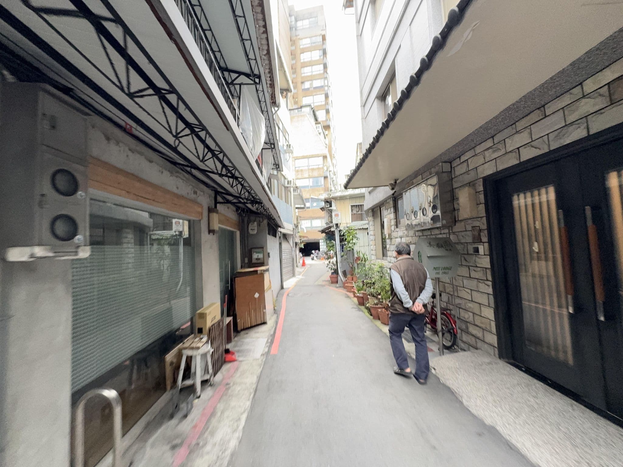 Street view near 美觀園旅店 Mei Lodge Est.1965 Mei Kuan Yuan Hotel, Taipei — © filipb (CC BY-SA · Mapillary)