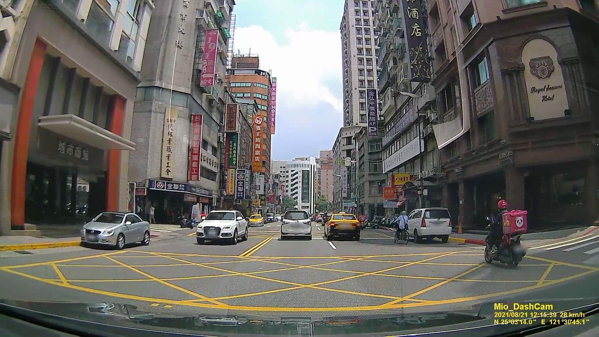 Street view near 富順大飯店 Fortune Hotel, Taipei — © littlebtc (CC BY-SA · Mapillary)