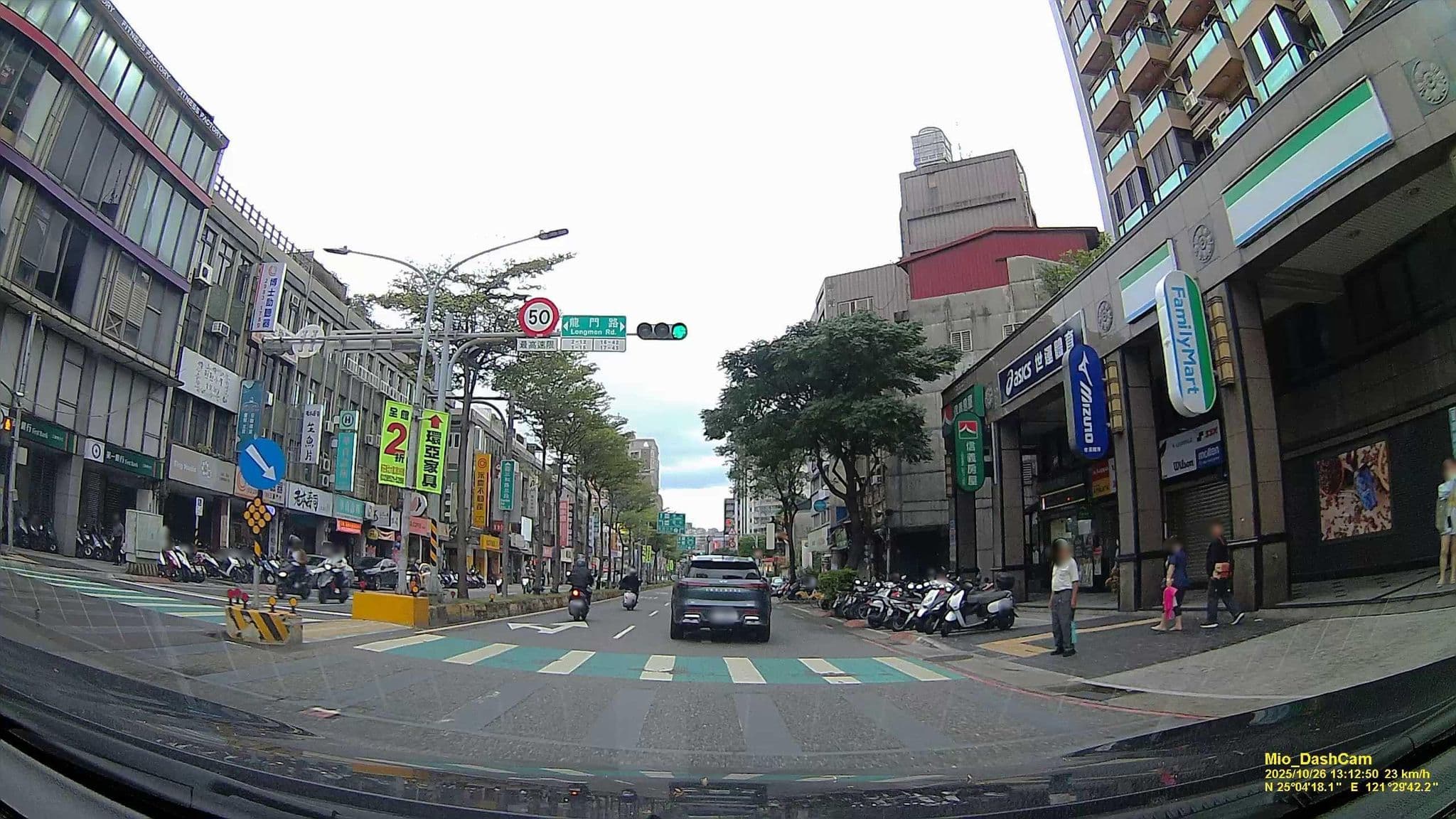 Street view near 虹都快捷 HonDow Hotel, Taipei — © hcyen (CC BY-SA · Mapillary)