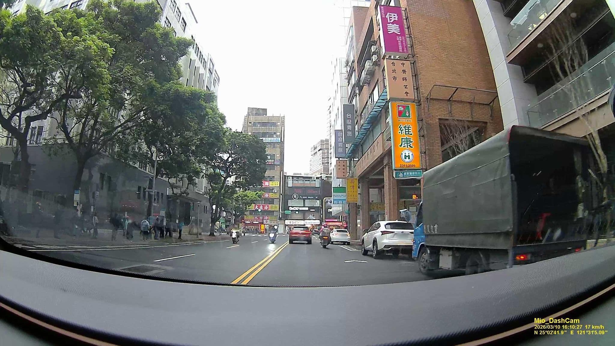 Street view near 台灣青旅膠囊旅店 Taiwan Youth Hostel & Capsule Hotel, Taipei — © hcyen (CC BY-SA · Mapillary)