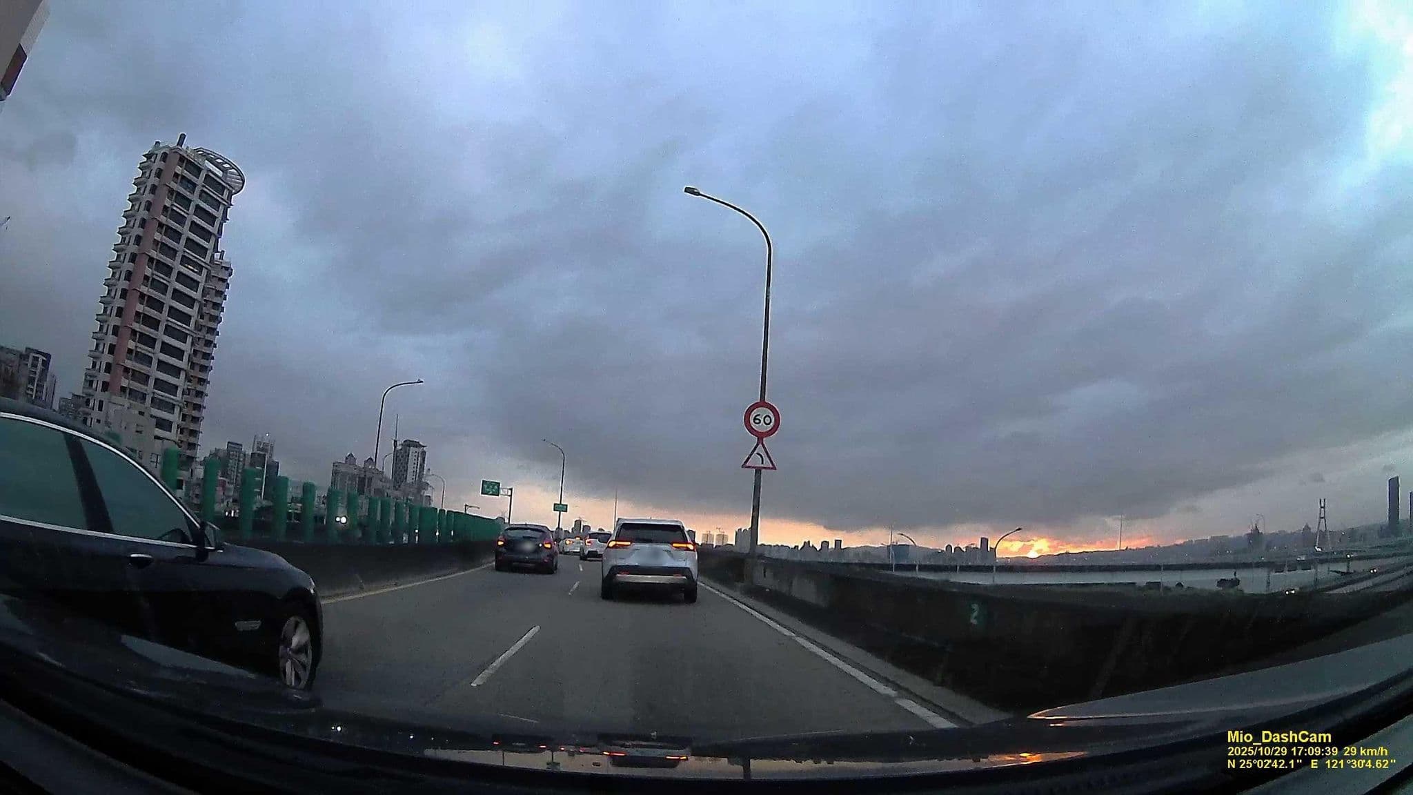 Street view near 豪景大酒店 Hotel Riverview Taipei, Taipei — © hcyen (CC BY-SA · Mapillary)