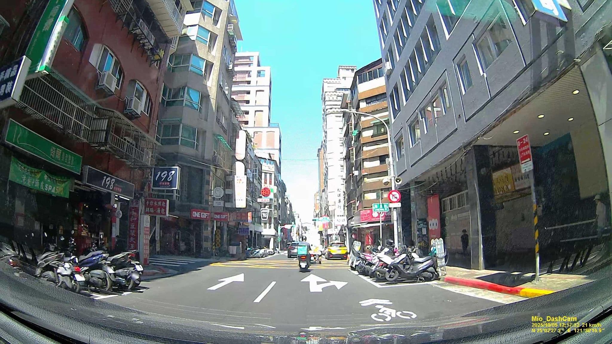 Street view near 花豹屋花園青年宿舍 Leopard Garden Apartments, Taipei — © hcyen (CC BY-SA · Mapillary)