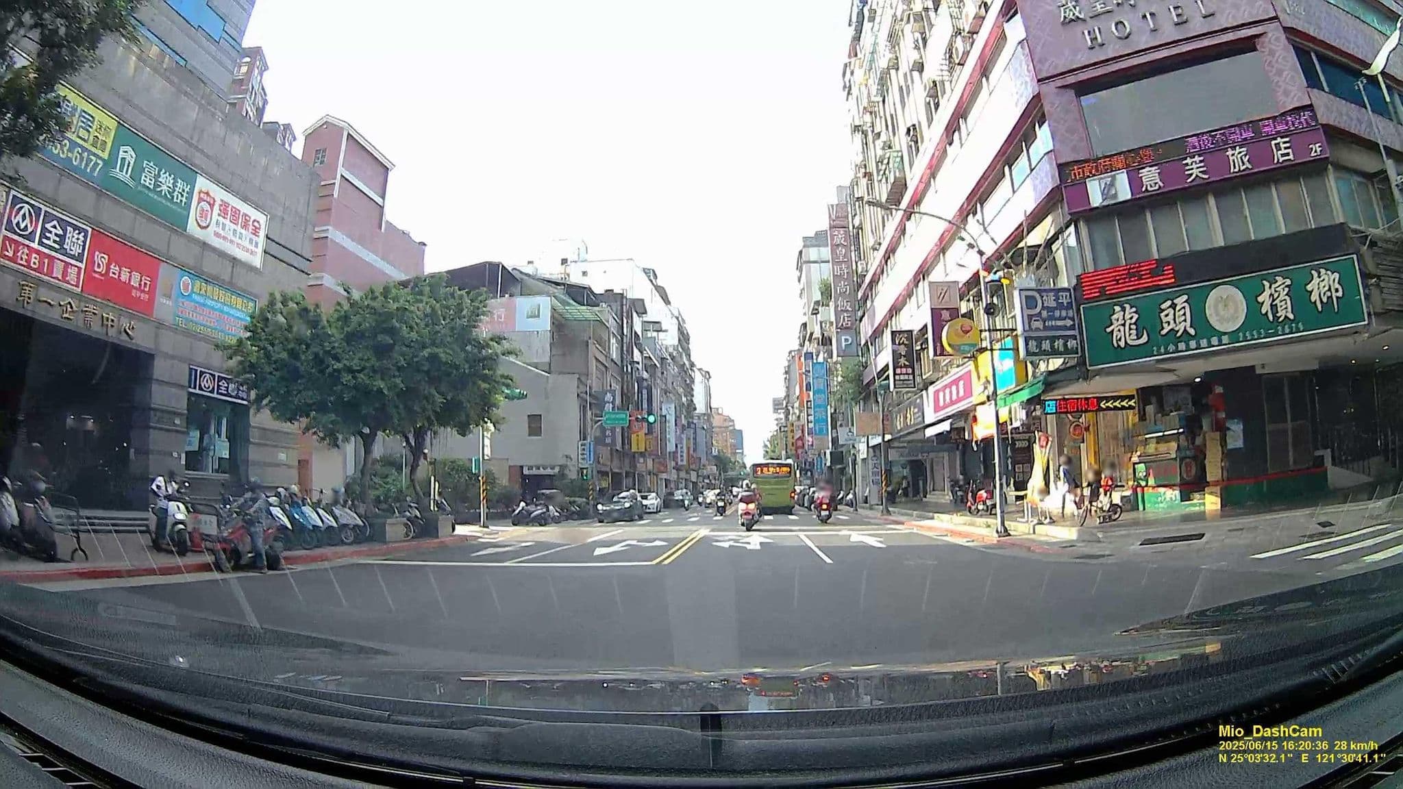 Street view near 葳皇時尚飯店 V-One Vogue Hotel, Taipei — © hcyen (CC BY-SA · Mapillary)