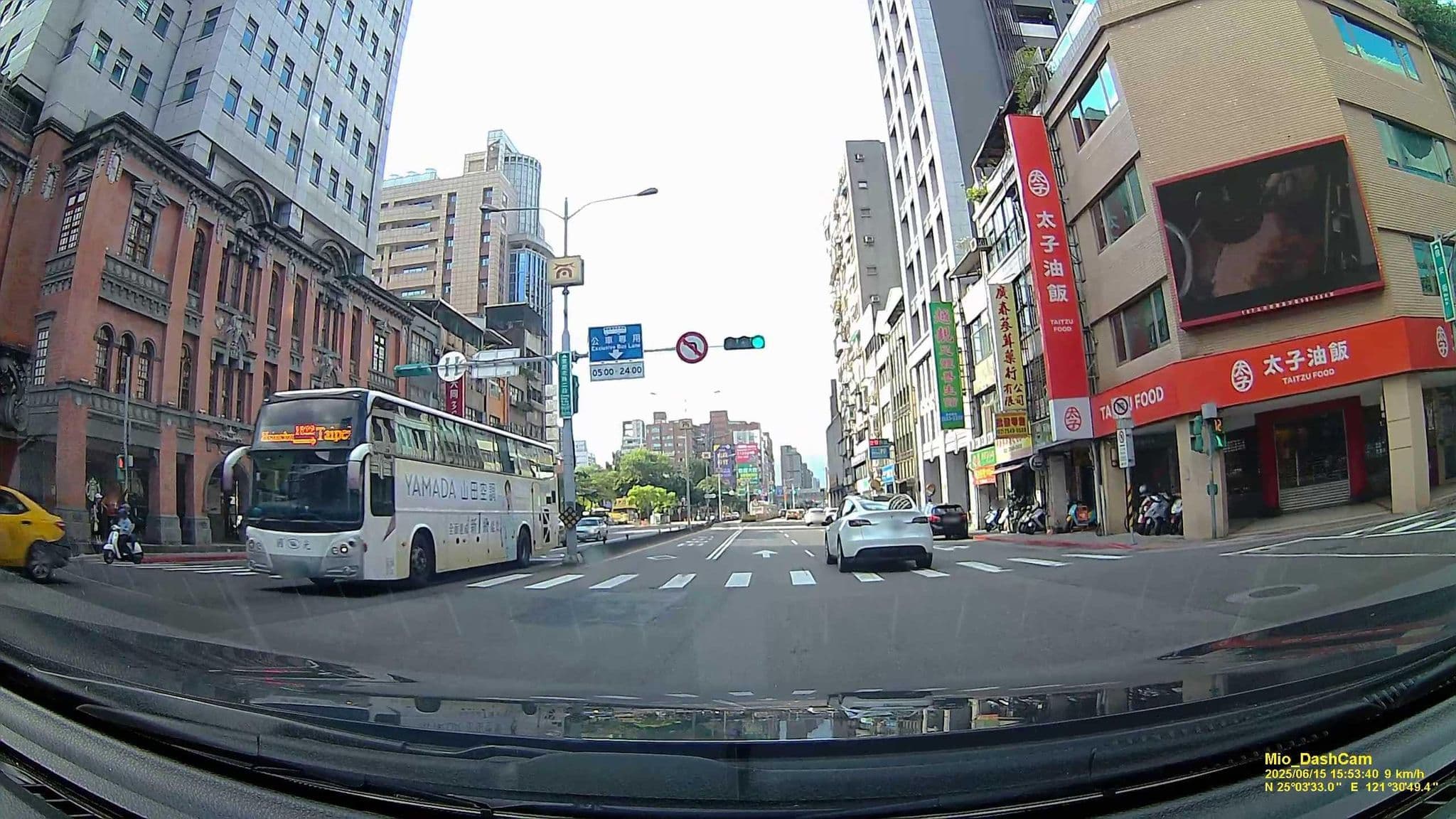 Street view near 台北城大飯店, Taipei — © hcyen (CC BY-SA · Mapillary)