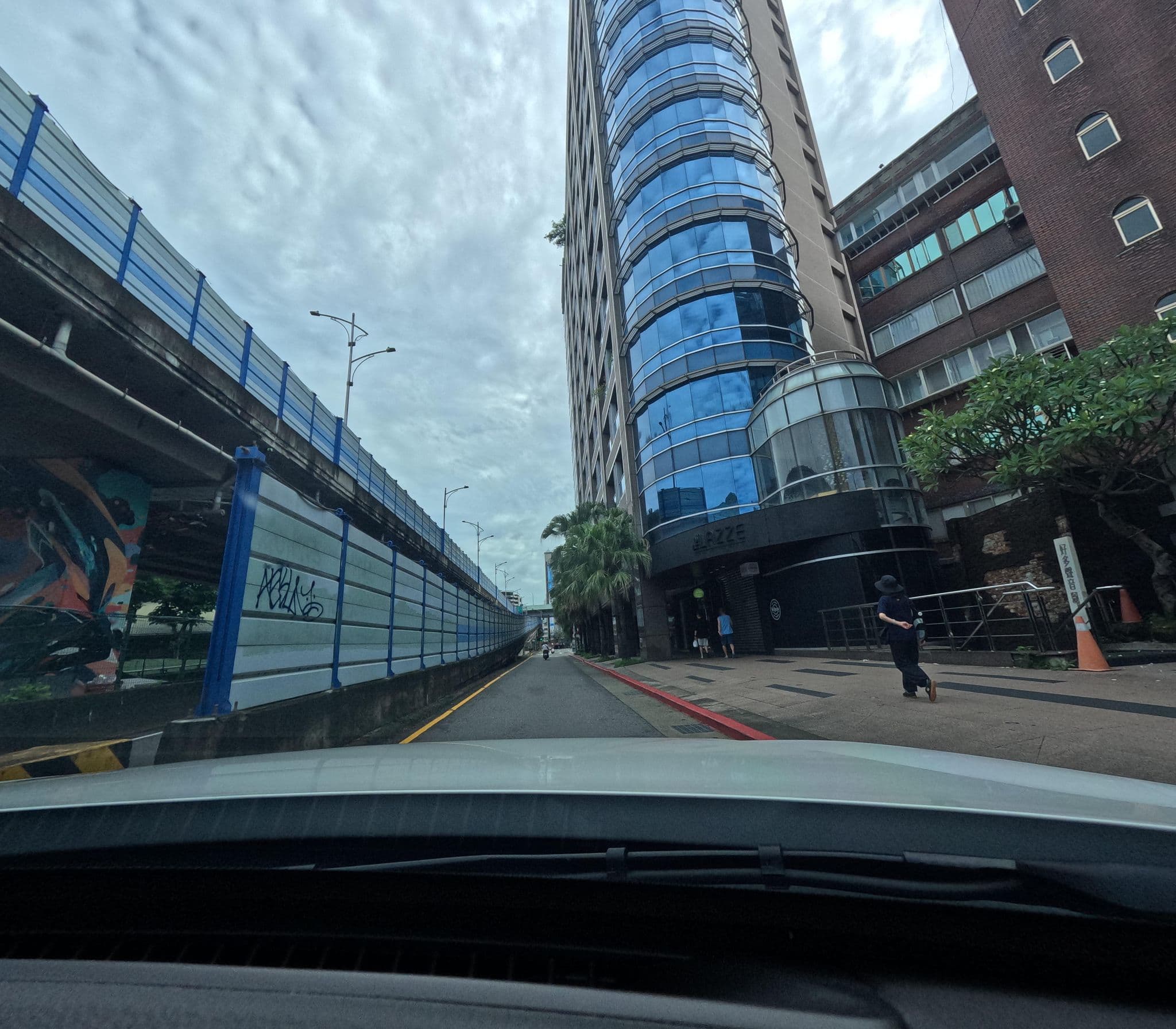 Street view near Wallsun Hotel, Taipei — © alllenwang (CC BY-SA · Mapillary)