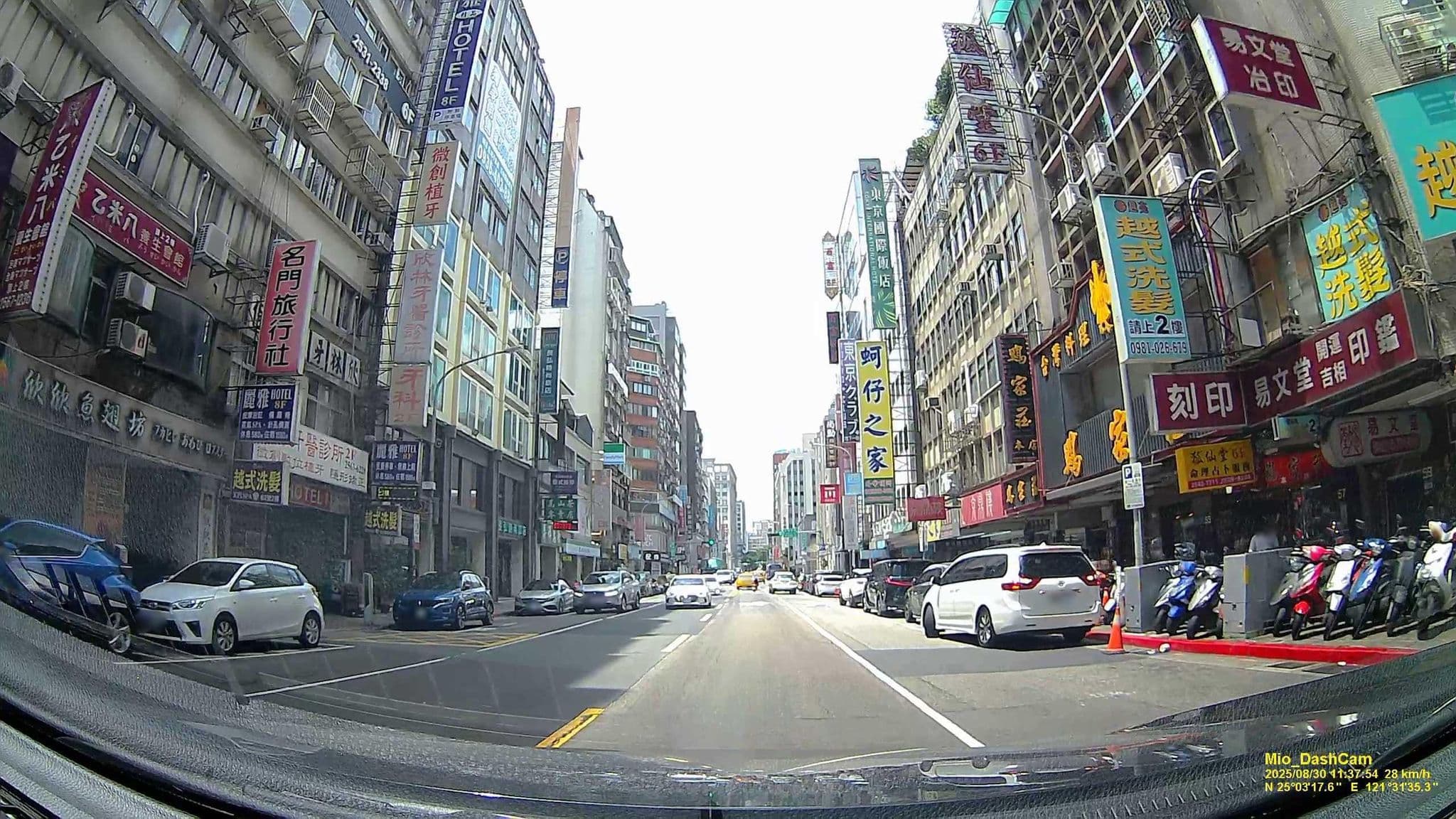 Street view near 長富時尚旅店 Homey House, Taipei — © hcyen (CC BY-SA · Mapillary)