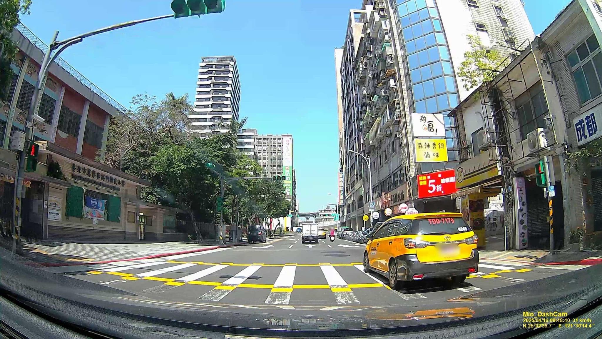 Street view near 萬龍大旅社, Taipei — © hcyen (CC BY-SA · Mapillary)