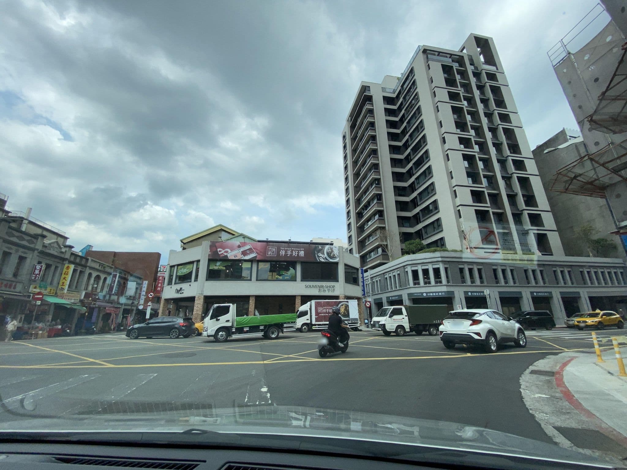 Street view near OrigInn Space, Taipei — © irvinfly (CC BY-SA · Mapillary)