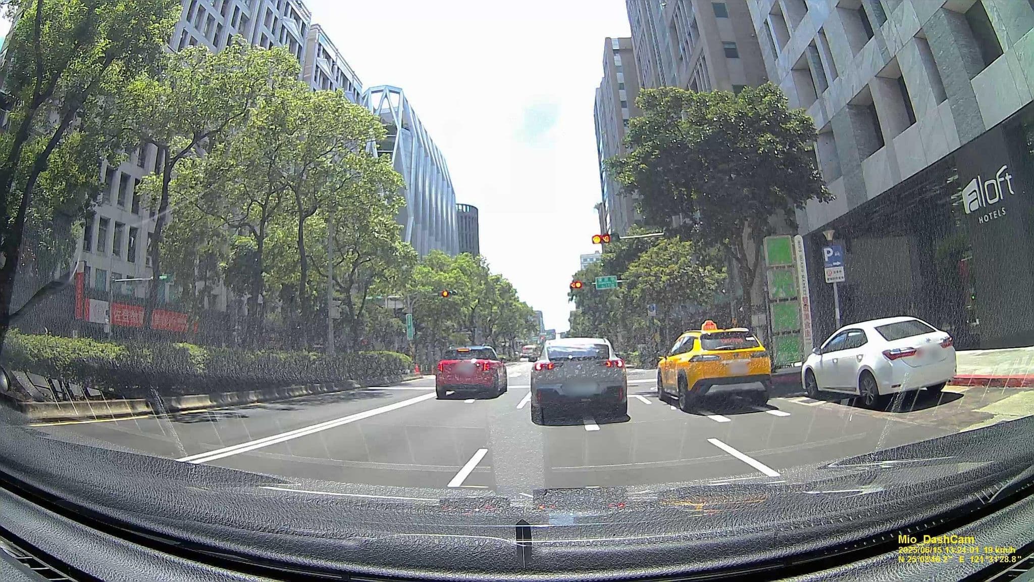 Street view near Aloft Taipei Zhongshan, Taipei — © hcyen (CC BY-SA · Mapillary)