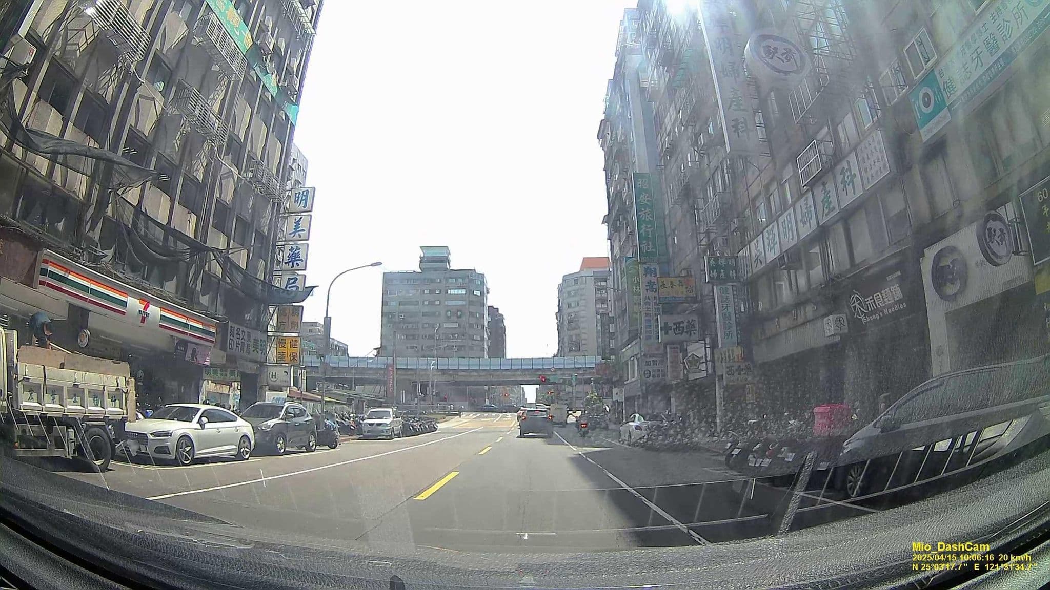 Street view near 麗雅精品旅館 Dear Hotel, Taipei — © hcyen (CC BY-SA · Mapillary)