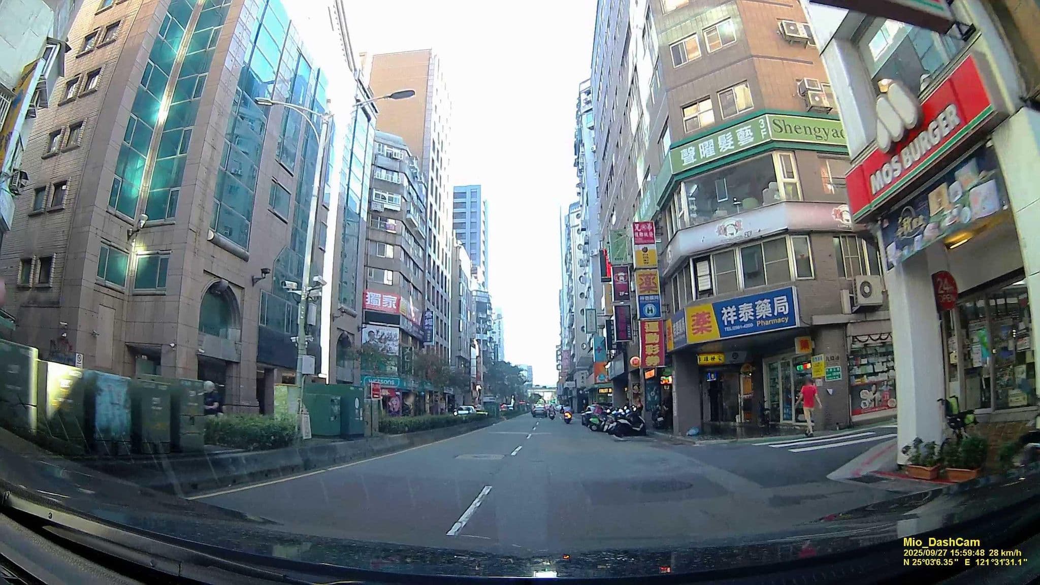 Street view near Forte Orange Hotel, Taipei — © hcyen (CC BY-SA · Mapillary)