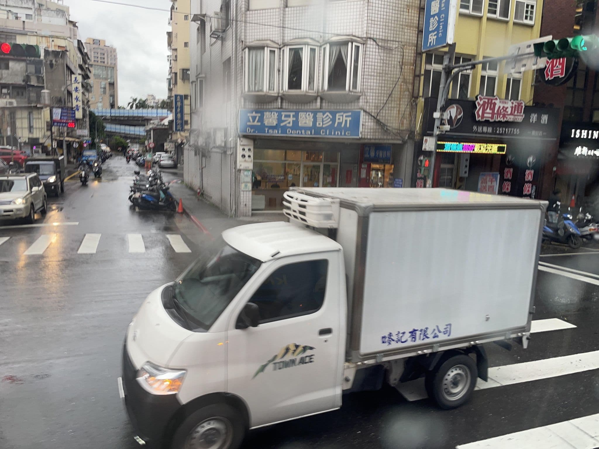 Street view near 台北香都大飯店 Charming Castle Hotel Taipei, Taipei — © ChenJJ (CC BY-SA · Mapillary)