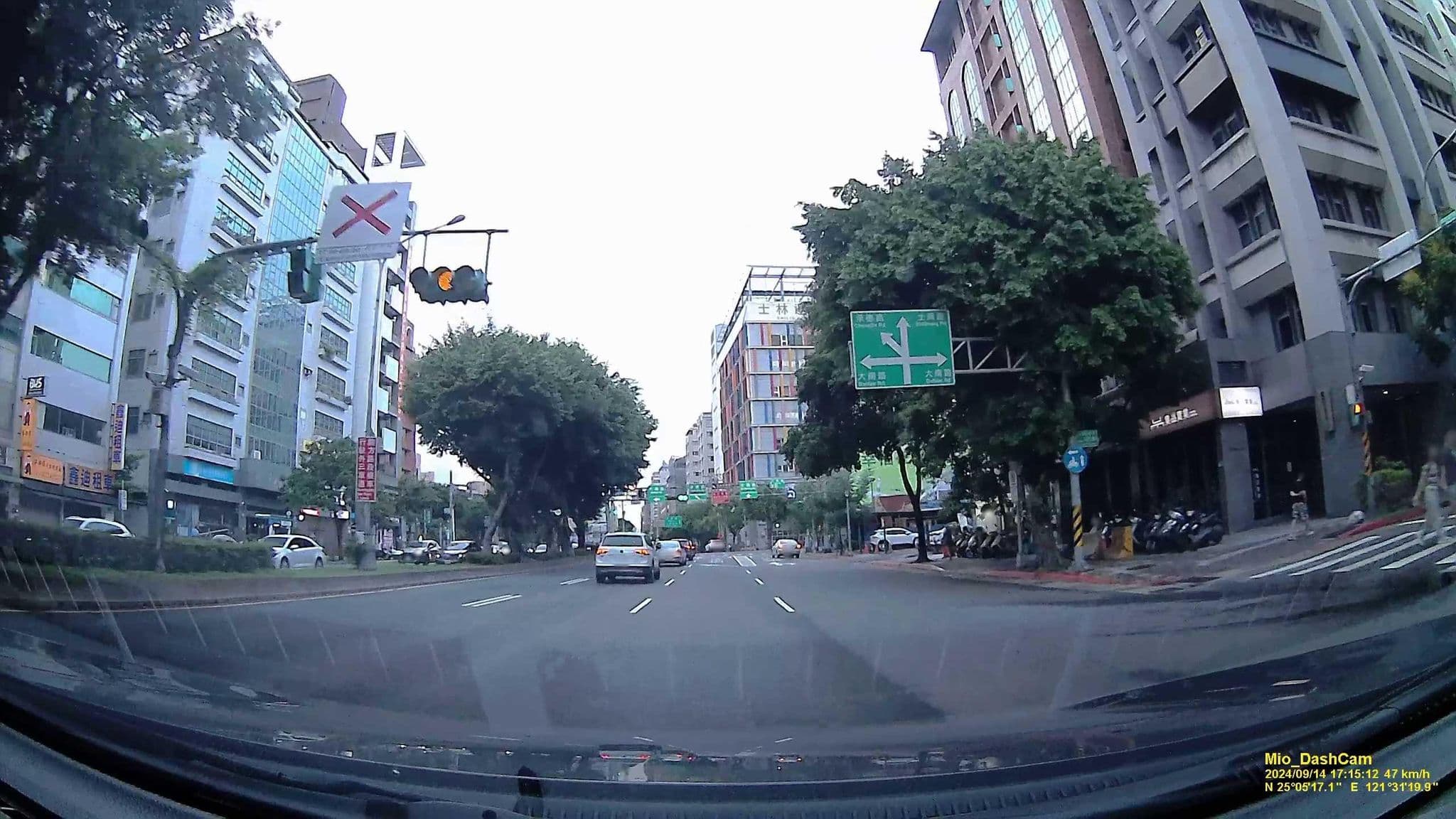 Street view near 士林一品 Shihlin Yiping, Taipei — © hcyen (CC BY-SA · Mapillary)