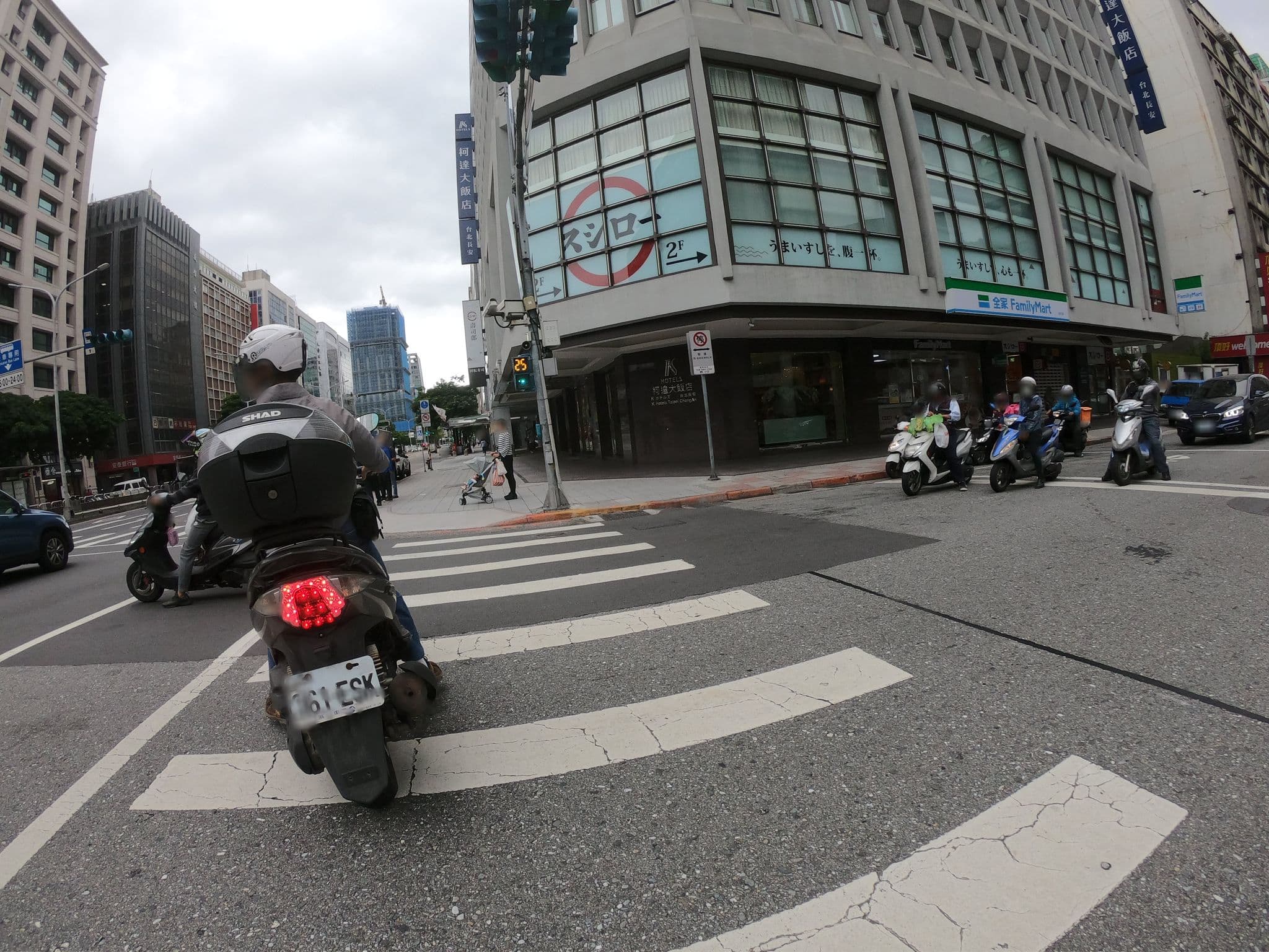 Street view near 柯達大飯店 （台北長安）, Taipei — © heretpe2019 (CC BY-SA · Mapillary)