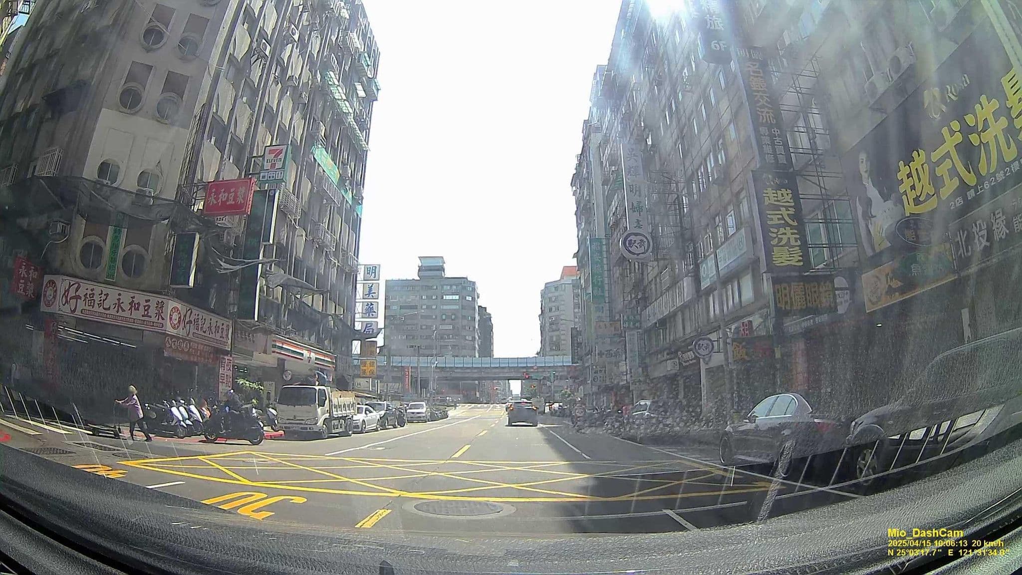 Street view near 峻美精品旅店 Hotel Bnight, Taipei — © hcyen (CC BY-SA · Mapillary)