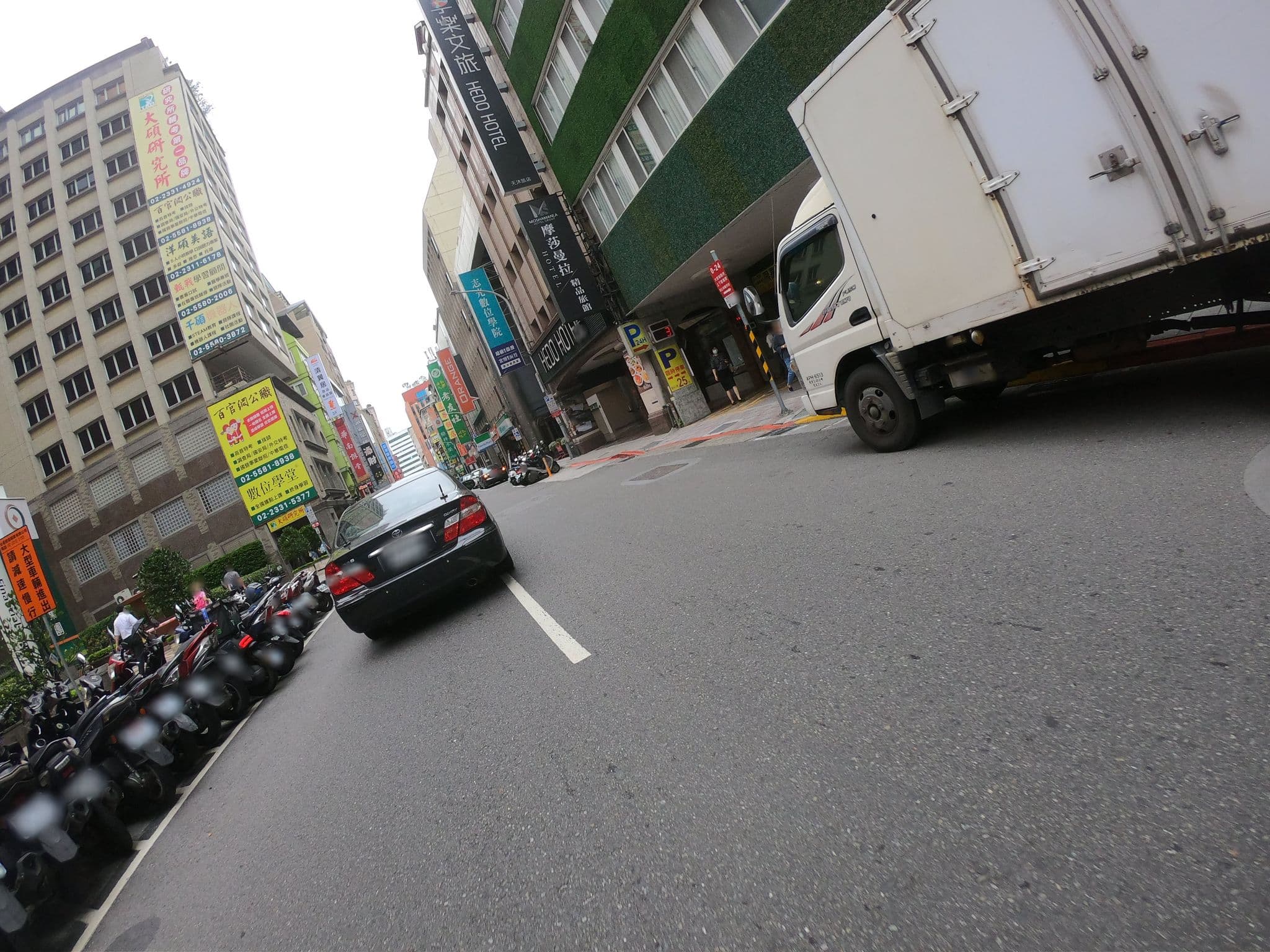 Street view near 享樂文旅 HEDO HOTEL, Taipei — © heretpe2019 (CC BY-SA · Mapillary)