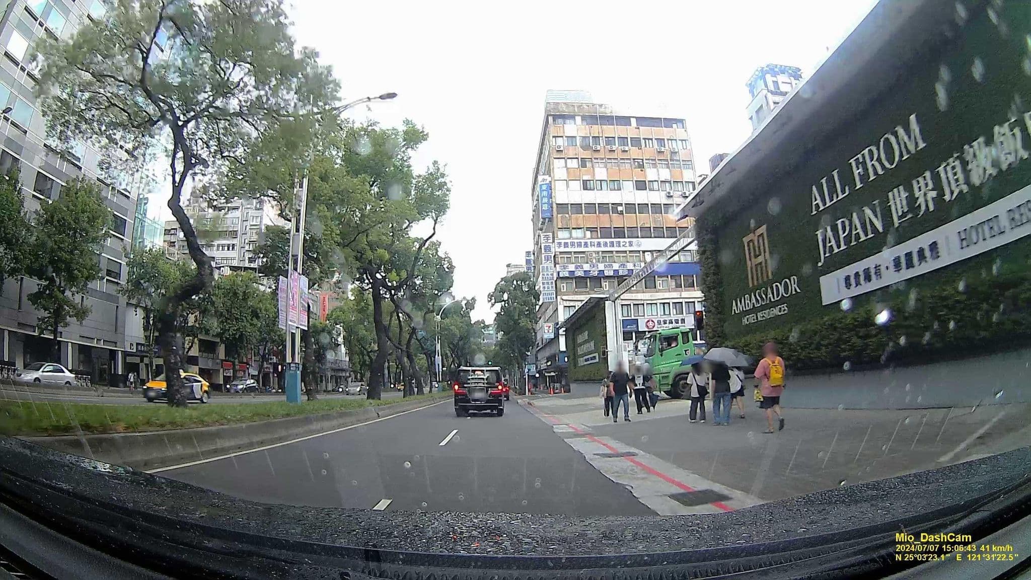 Street view near 台北國賓大飯店 Ambassador Hotel, Taipei — © hcyen (CC BY-SA · Mapillary)