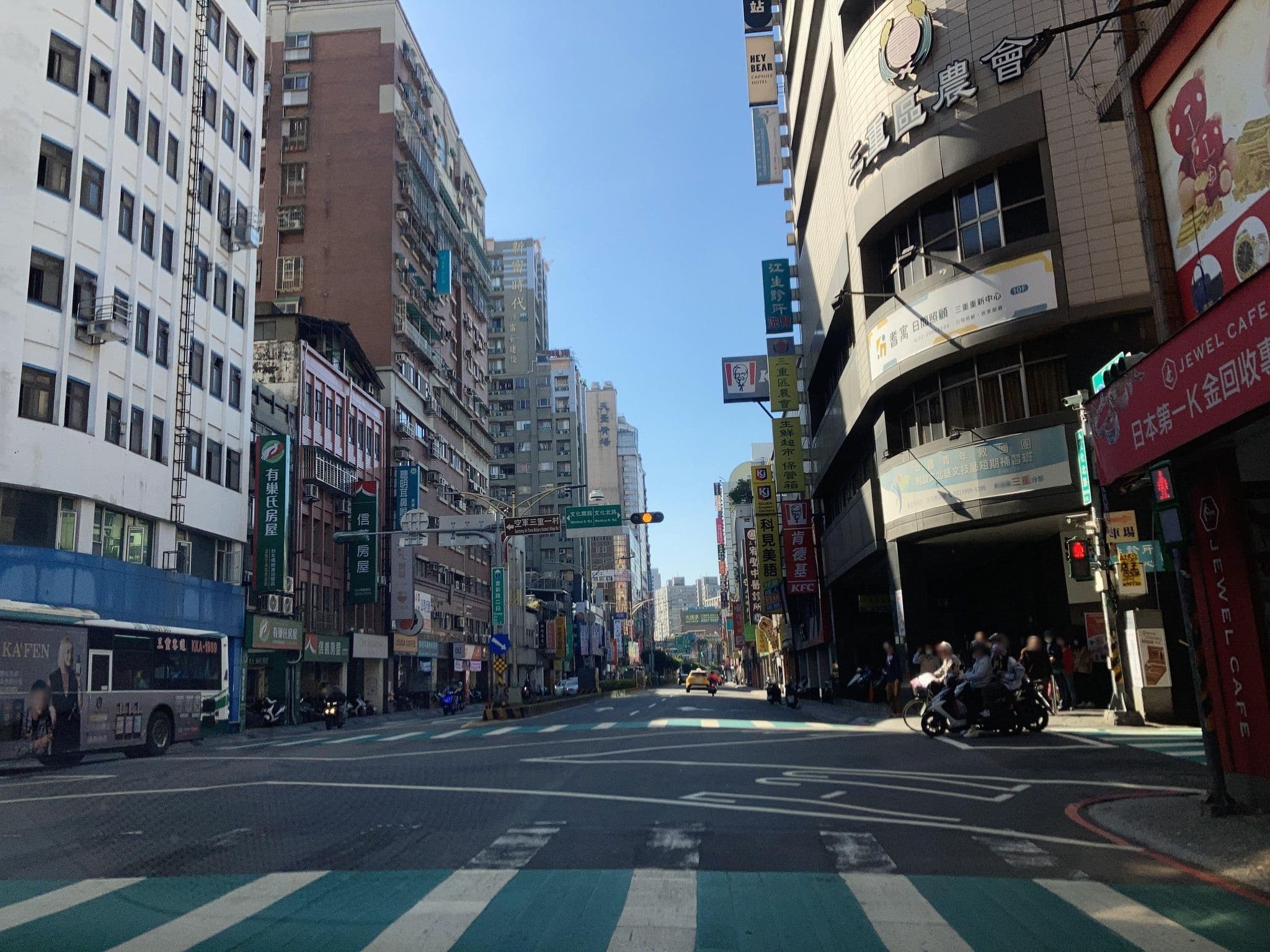 Street view near Hey Bear Capsule Hotel, Taipei — © irvinfly (CC BY-SA · Mapillary)