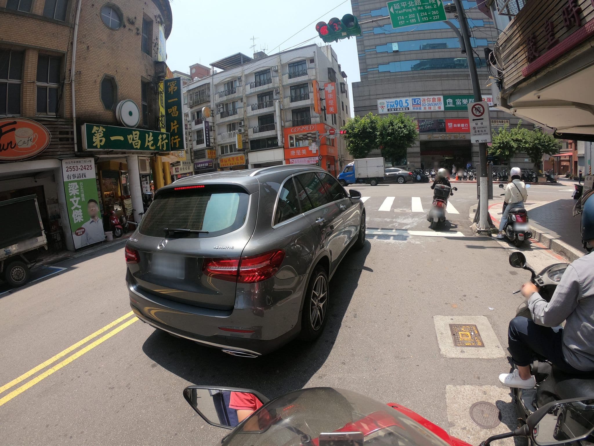 Street view near 藍天旅館, Taipei — © heretpe2019 (CC BY-SA · Mapillary)