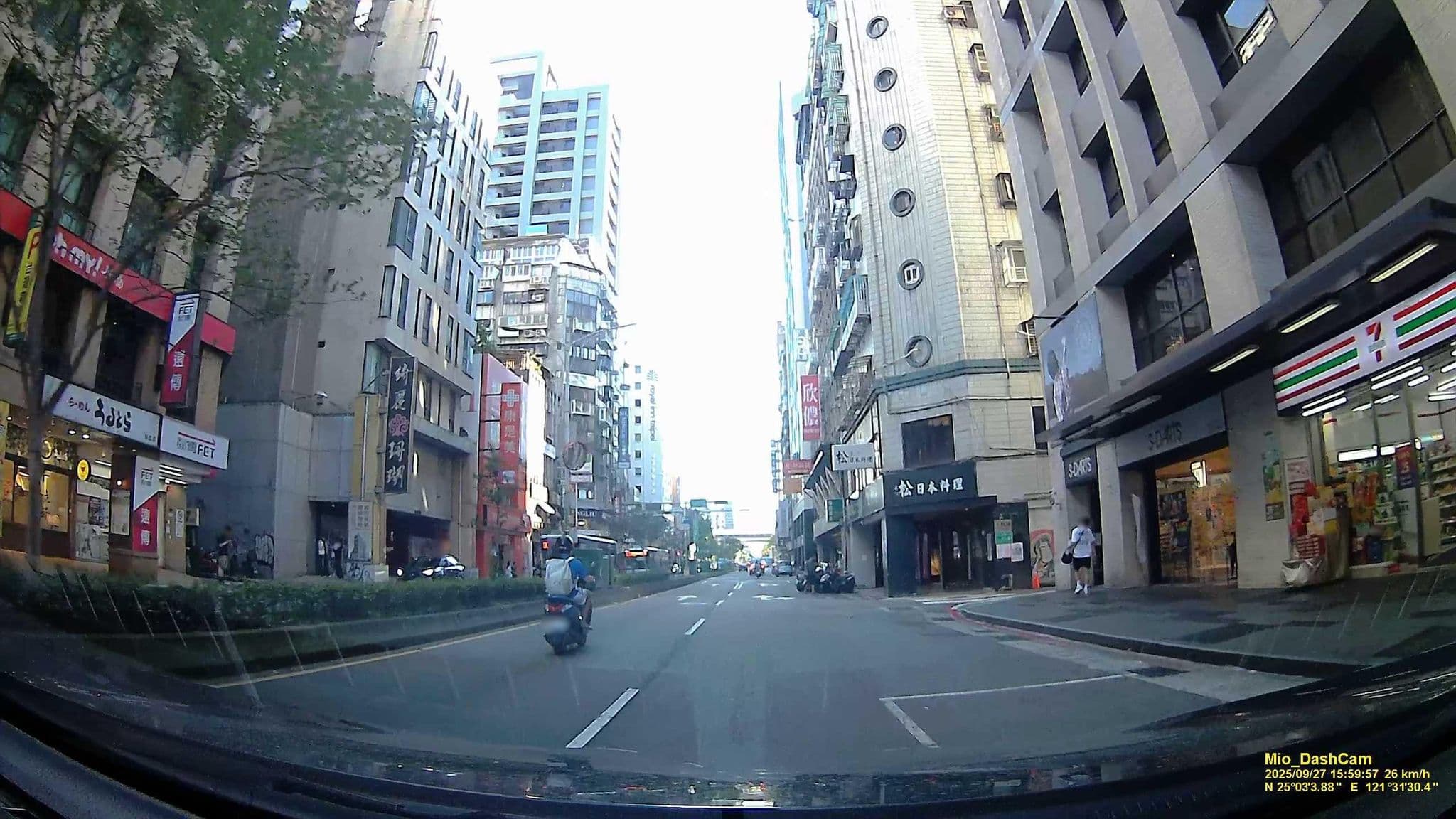Street view near 捷絲旅 Just Sleep, Taipei — © hcyen (CC BY-SA · Mapillary)