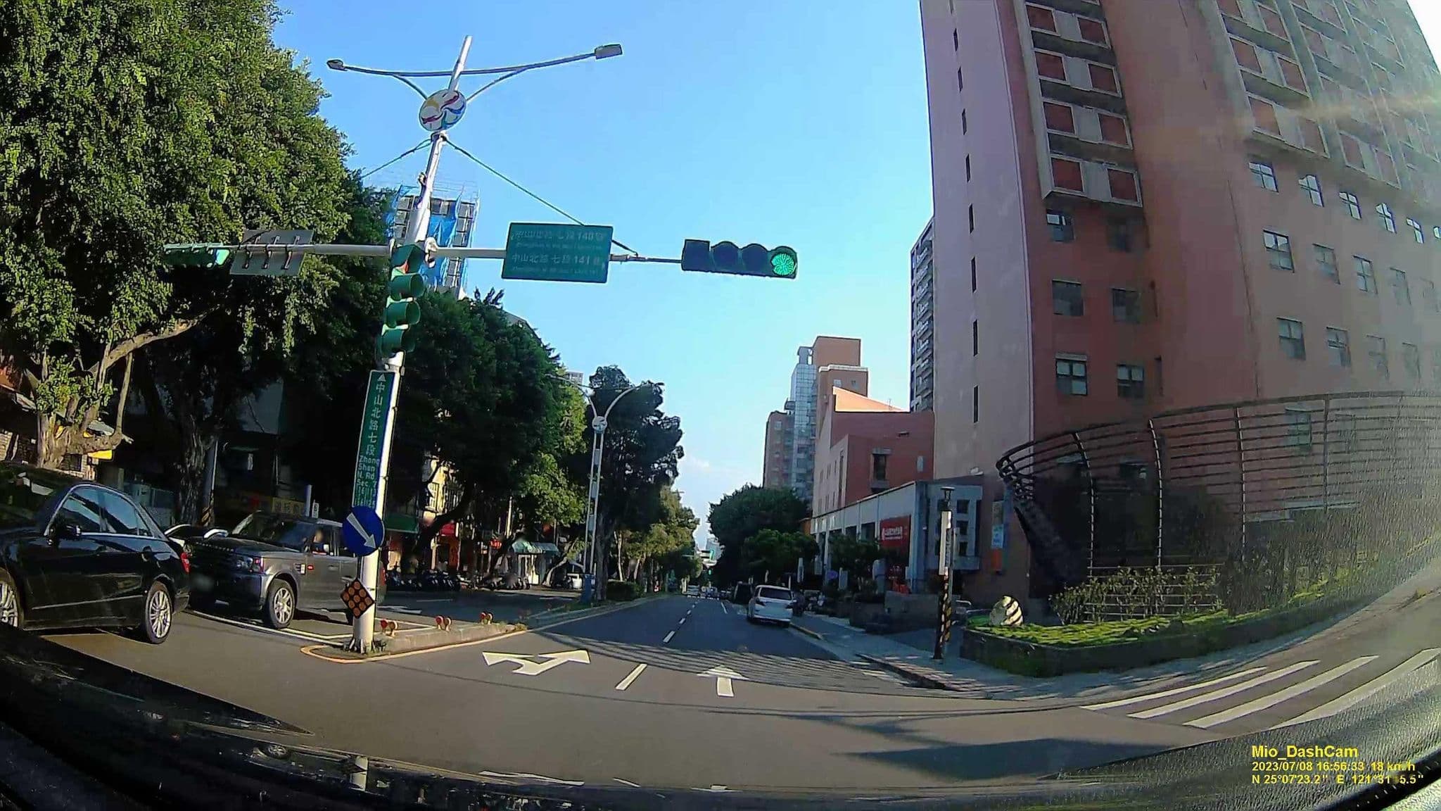 Street view near 沃田旅店 Mellow Fields Hotel, Neihu — © hcyen (CC BY-SA · Mapillary)