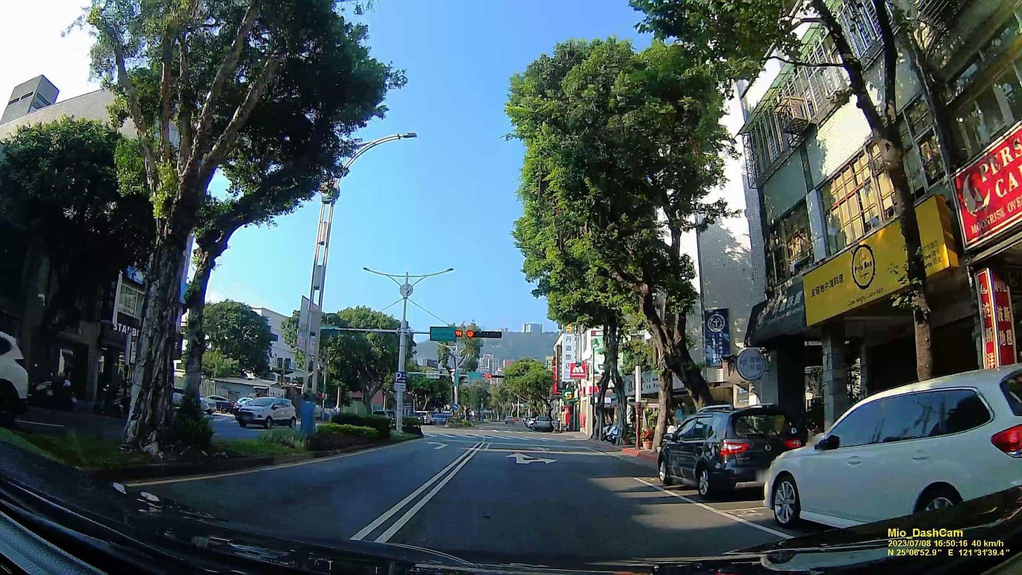 Street view near 丹迪旅店(天母店) Dandy Hotel(Tianmu), Taipei — © hcyen (CC BY-SA · Mapillary)