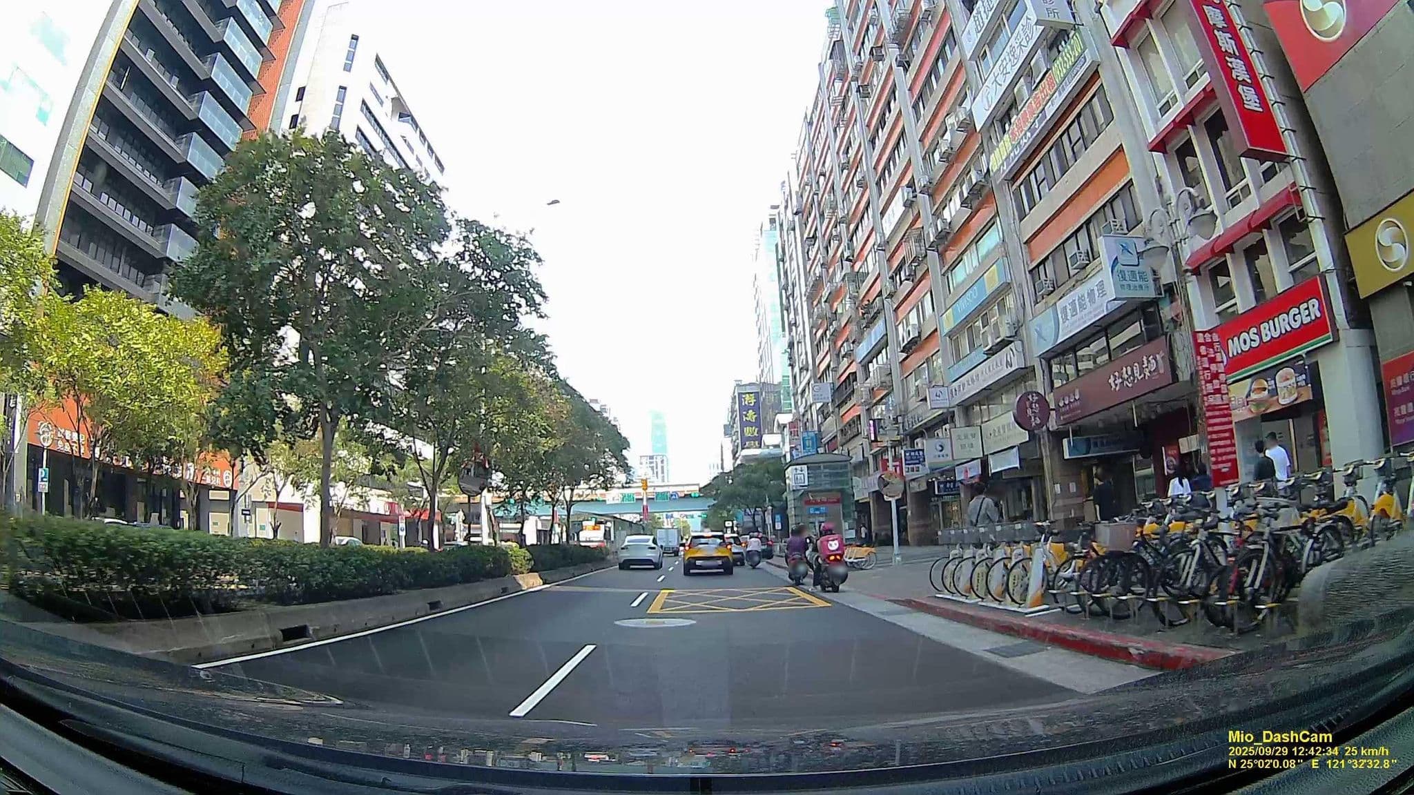 Street view near A Dot Homestay, Taipei — © hcyen (CC BY-SA · Mapillary)